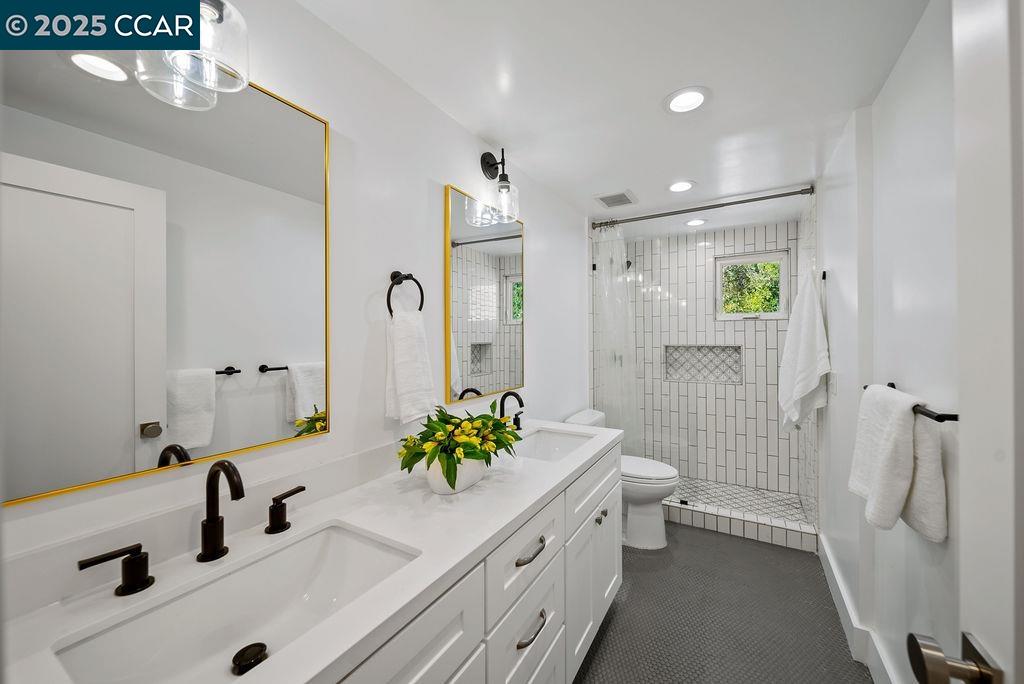 Detail Gallery Image 28 of 60 For 33 Los Arabis Circle, Lafayette,  CA 94549 - 5 Beds | 4/1 Baths
