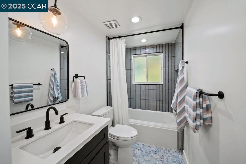 Detail Gallery Image 31 of 60 For 33 Los Arabis Circle, Lafayette,  CA 94549 - 5 Beds | 4/1 Baths