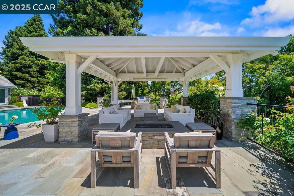 Detail Gallery Image 43 of 60 For 33 Los Arabis Circle, Lafayette,  CA 94549 - 5 Beds | 4/1 Baths