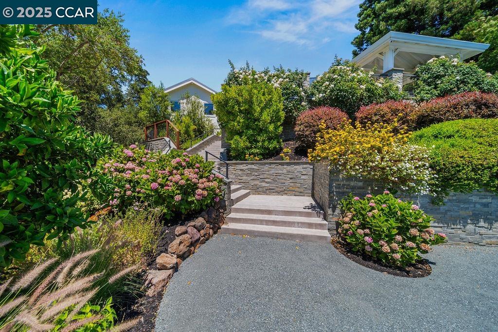 Detail Gallery Image 46 of 60 For 33 Los Arabis Circle, Lafayette,  CA 94549 - 5 Beds | 4/1 Baths