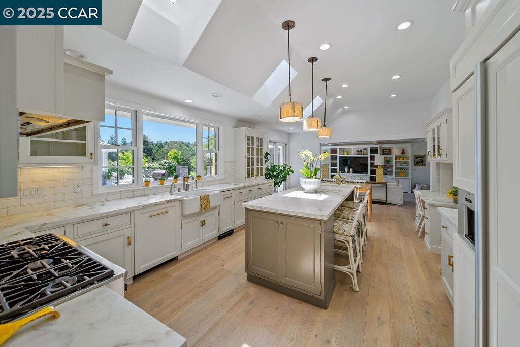 Detail Gallery Image 7 of 60 For 33 Los Arabis Circle, Lafayette,  CA 94549 - 5 Beds | 4/1 Baths
