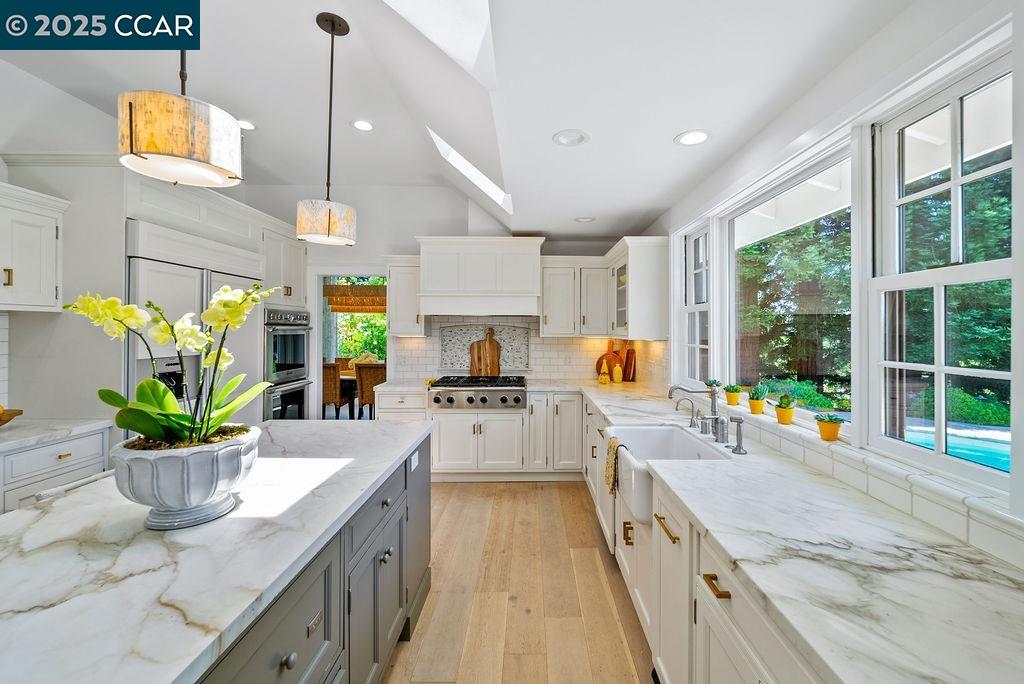 Detail Gallery Image 8 of 60 For 33 Los Arabis Circle, Lafayette,  CA 94549 - 5 Beds | 4/1 Baths