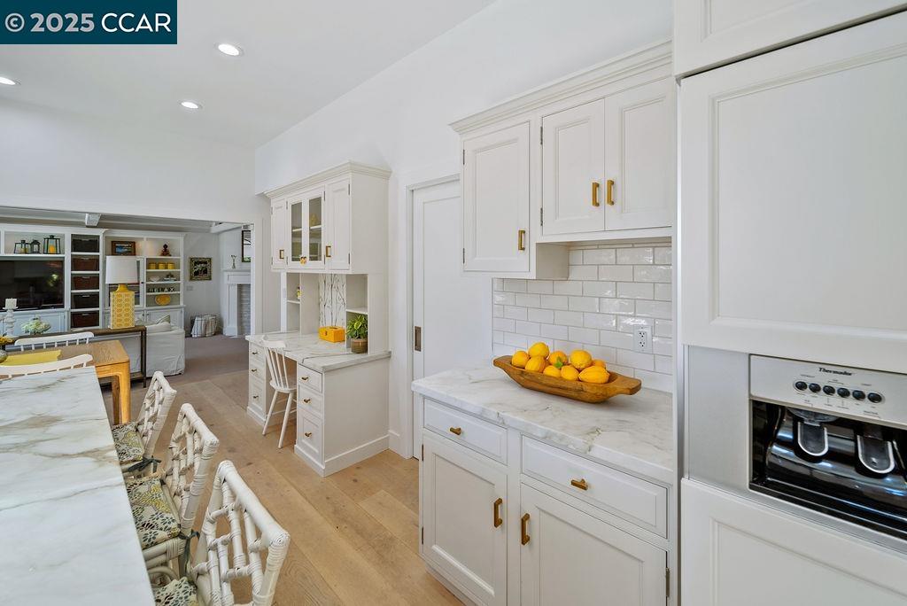 Detail Gallery Image 9 of 60 For 33 Los Arabis Circle, Lafayette,  CA 94549 - 5 Beds | 4/1 Baths