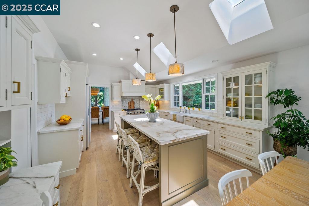Detail Gallery Image 10 of 60 For 33 Los Arabis Circle, Lafayette,  CA 94549 - 5 Beds | 4/1 Baths