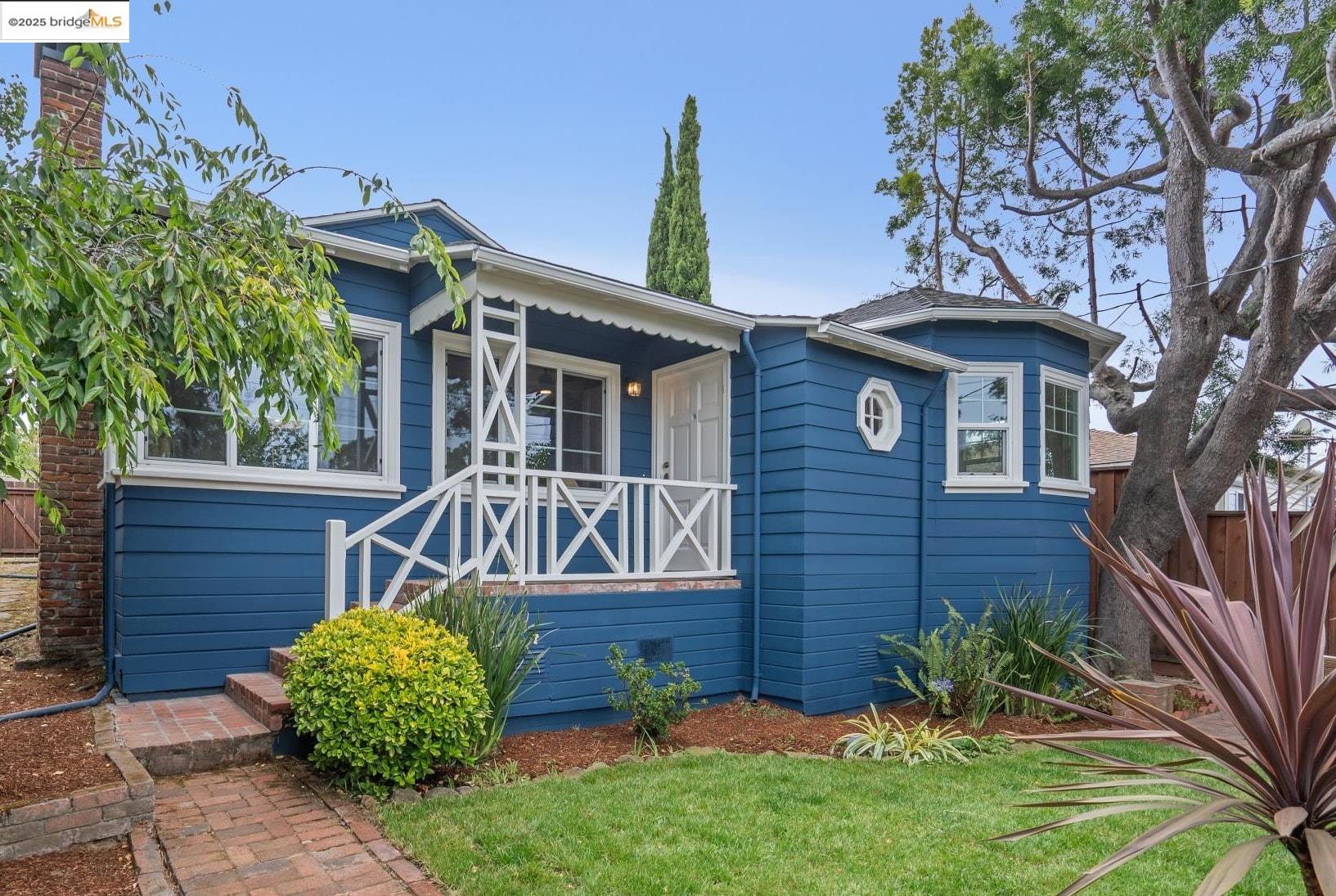 Detail Gallery Image 1 of 30 For 4006 Lincoln Ave, Oakland,  CA 94602 - 2 Beds | 1 Baths