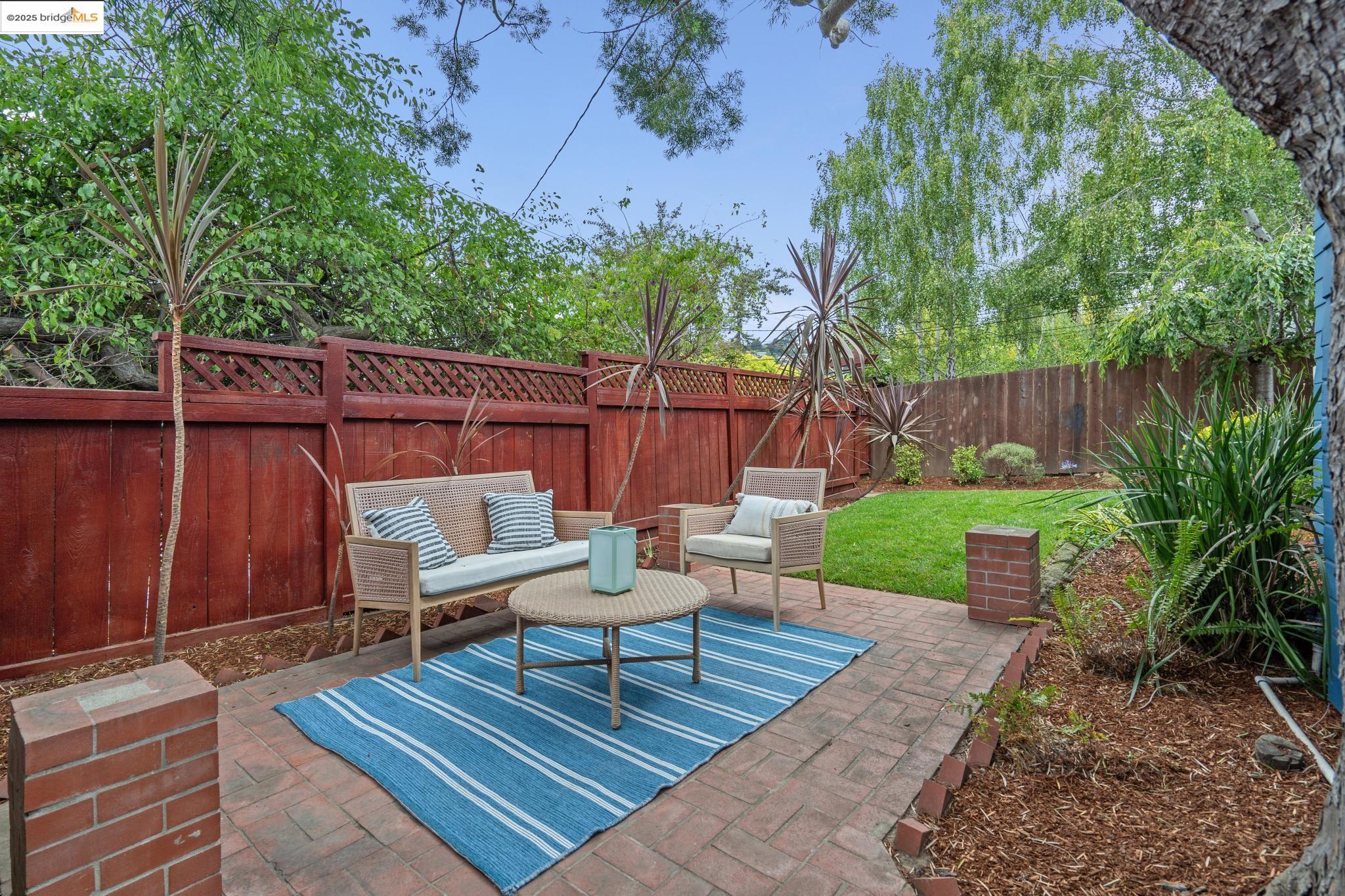 Detail Gallery Image 3 of 30 For 4006 Lincoln Ave, Oakland,  CA 94602 - 2 Beds | 1 Baths