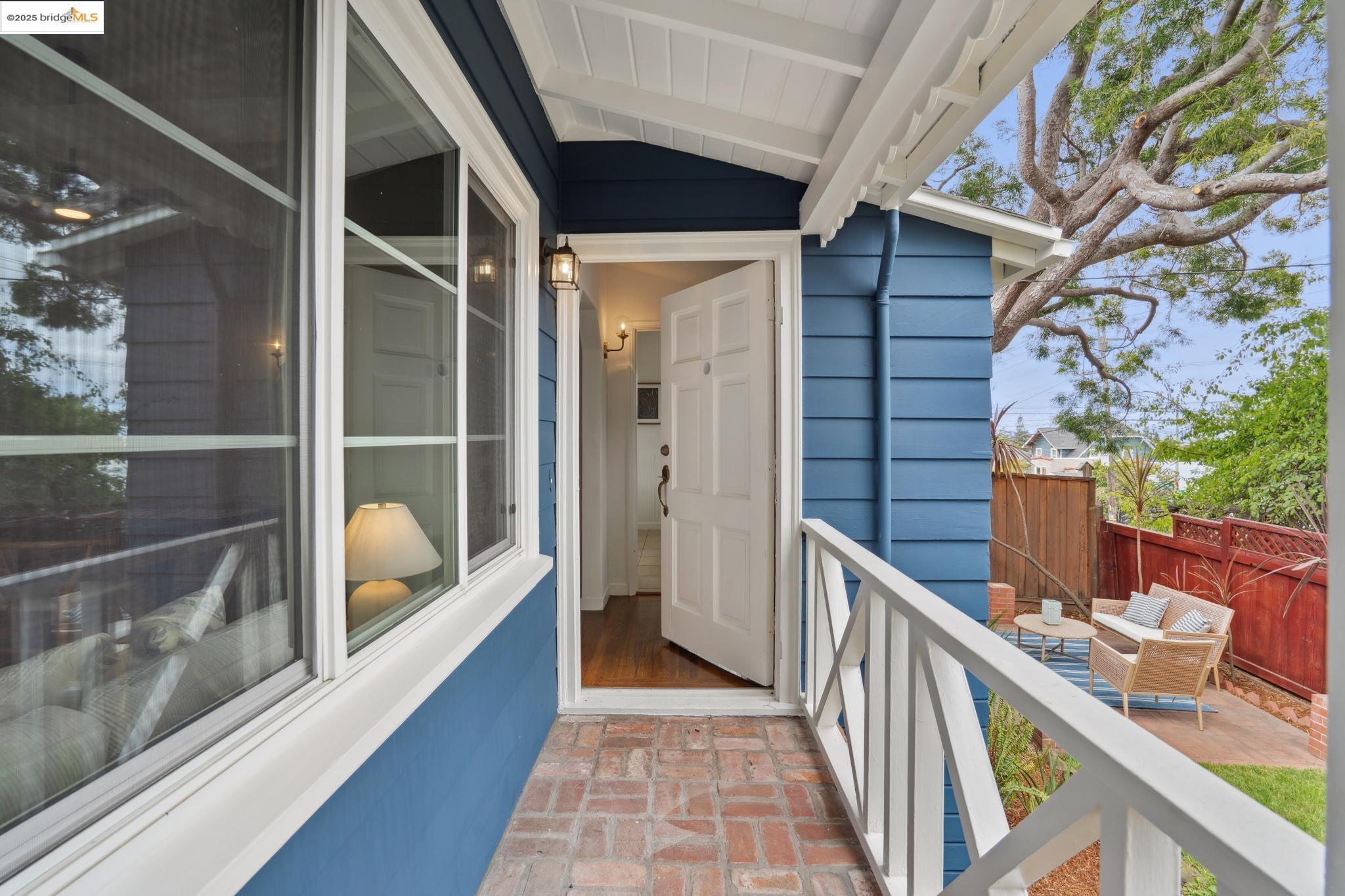 Detail Gallery Image 4 of 30 For 4006 Lincoln Ave, Oakland,  CA 94602 - 2 Beds | 1 Baths