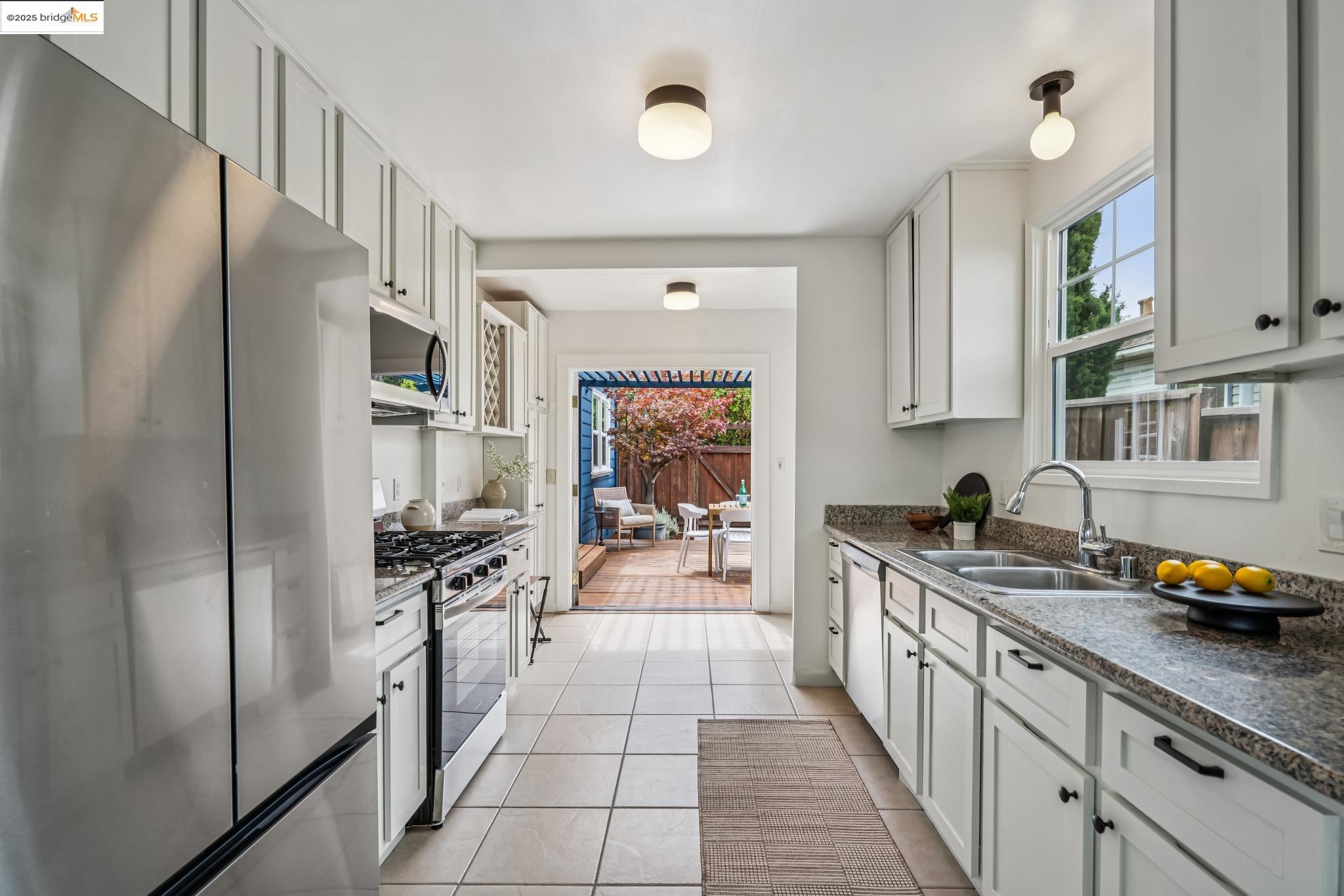 Detail Gallery Image 10 of 30 For 4006 Lincoln Ave, Oakland,  CA 94602 - 2 Beds | 1 Baths