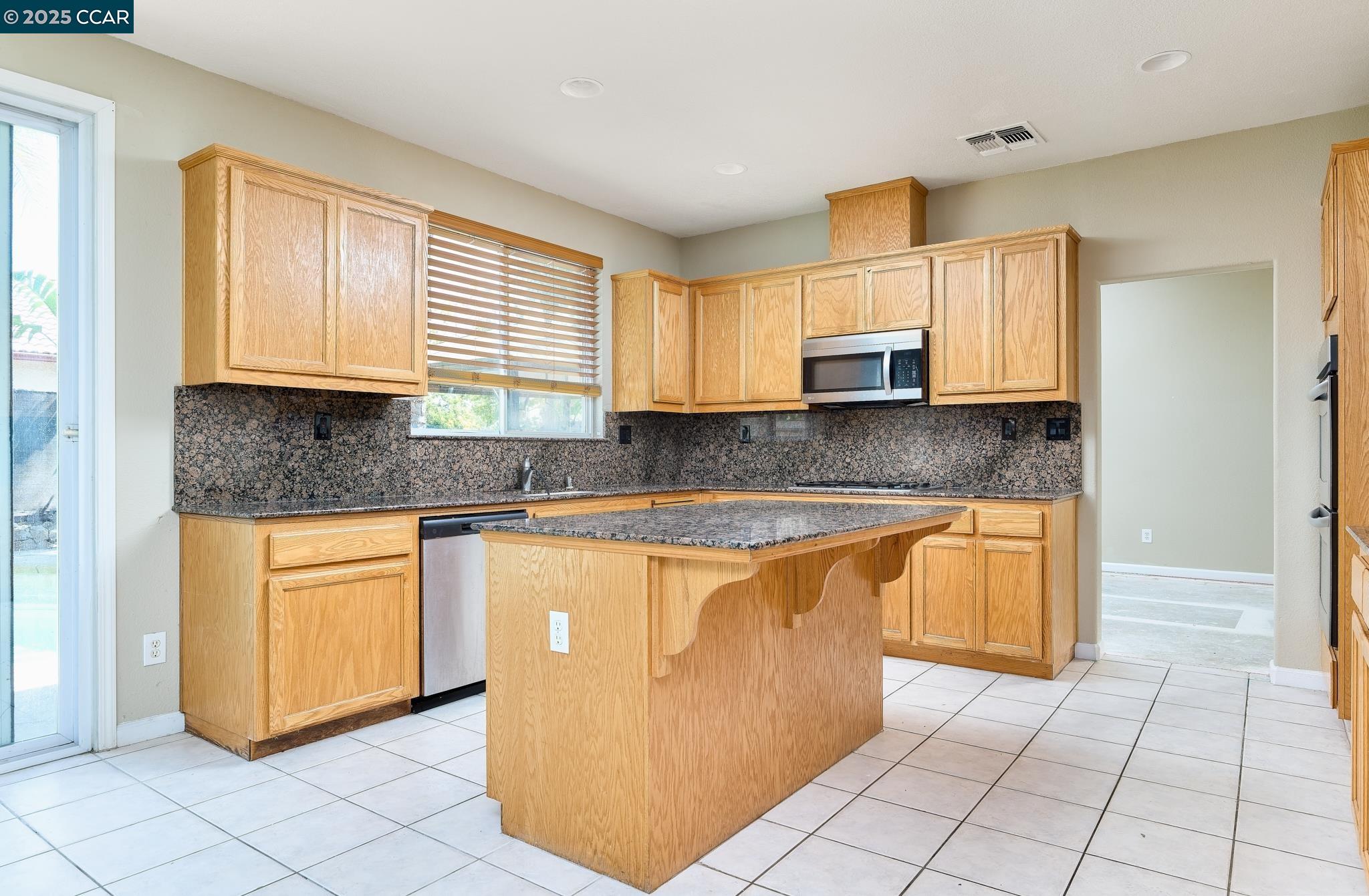 Detail Gallery Image 7 of 39 For 401 Pinenut St, Oakley,  CA 94561 - 5 Beds | 3 Baths