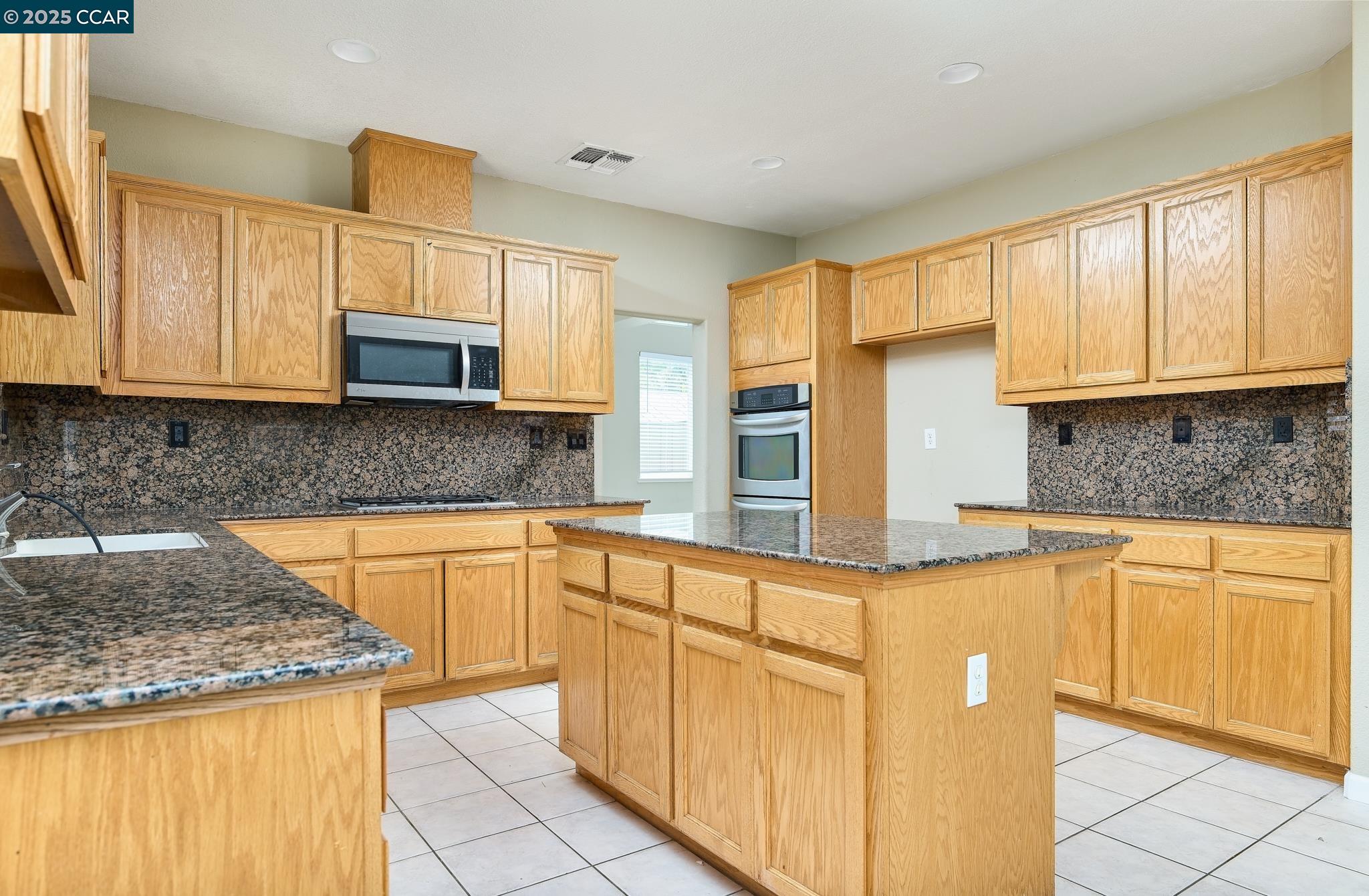 Detail Gallery Image 8 of 39 For 401 Pinenut St, Oakley,  CA 94561 - 5 Beds | 3 Baths