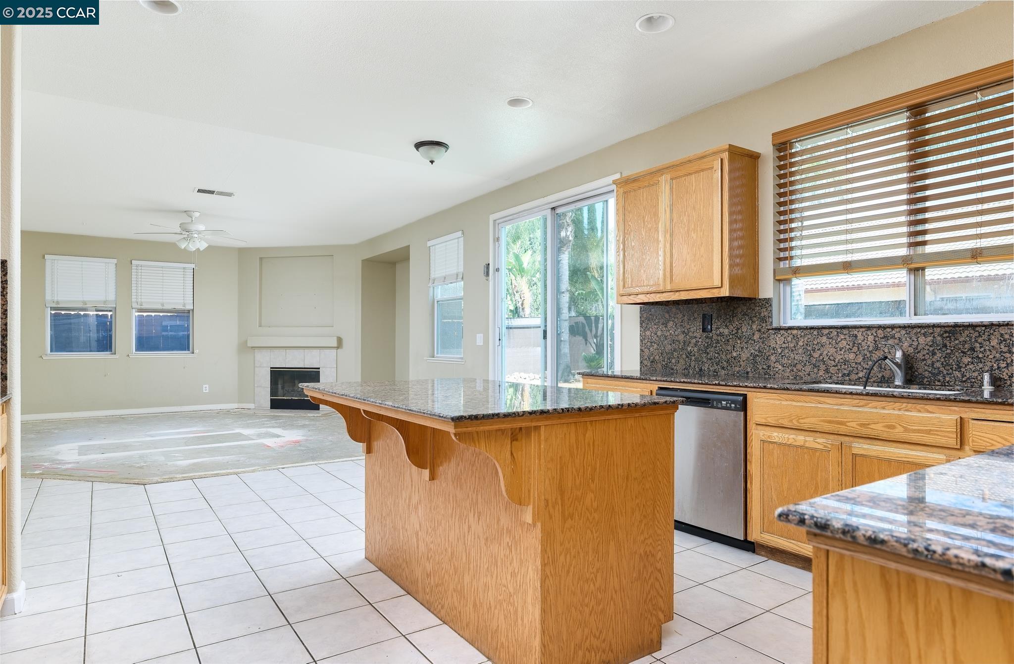 Detail Gallery Image 10 of 39 For 401 Pinenut St, Oakley,  CA 94561 - 5 Beds | 3 Baths