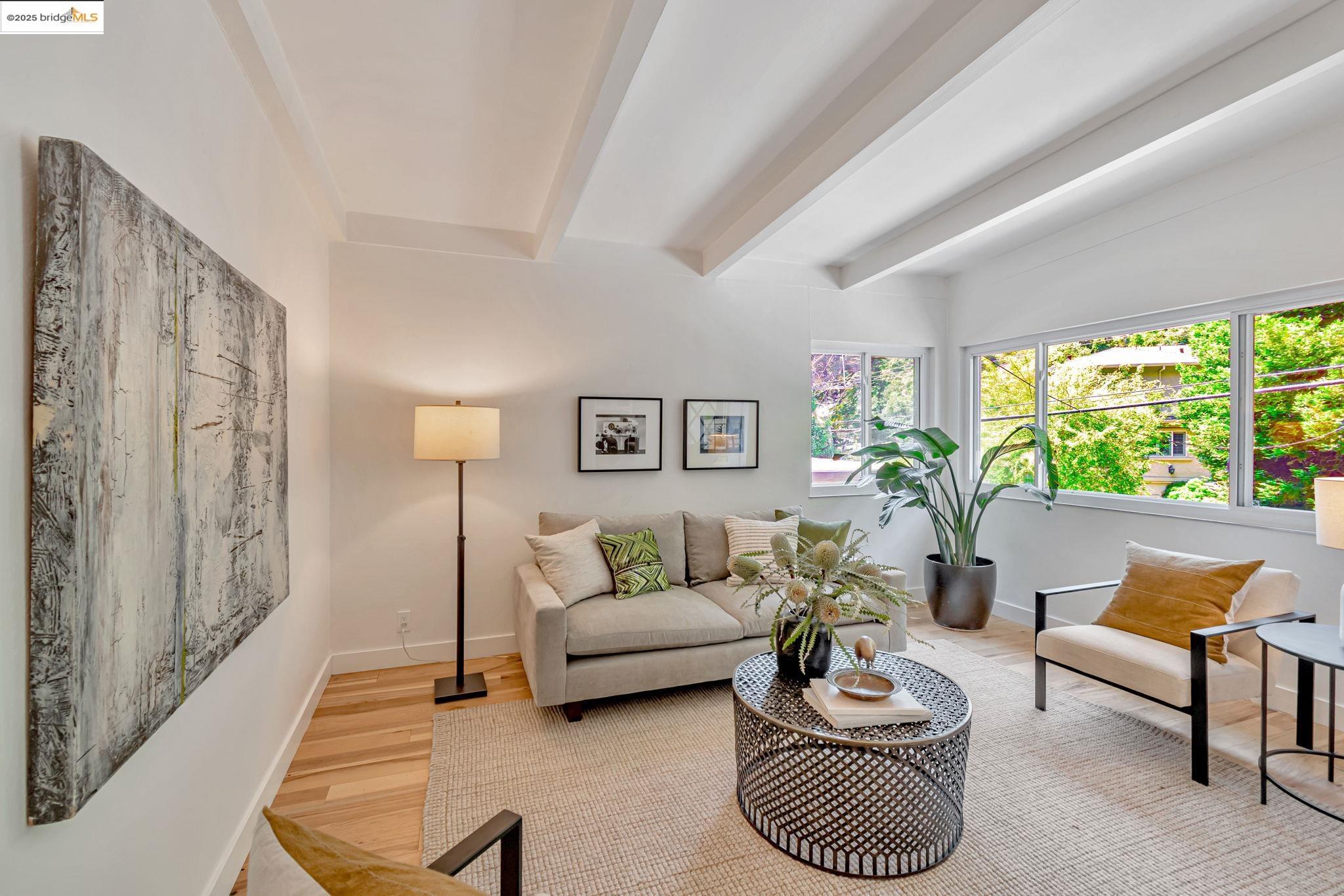 Detail Gallery Image 1 of 33 For 6692 Sobrante Rd, Oakland,  CA 94611 - 3 Beds | 2 Baths