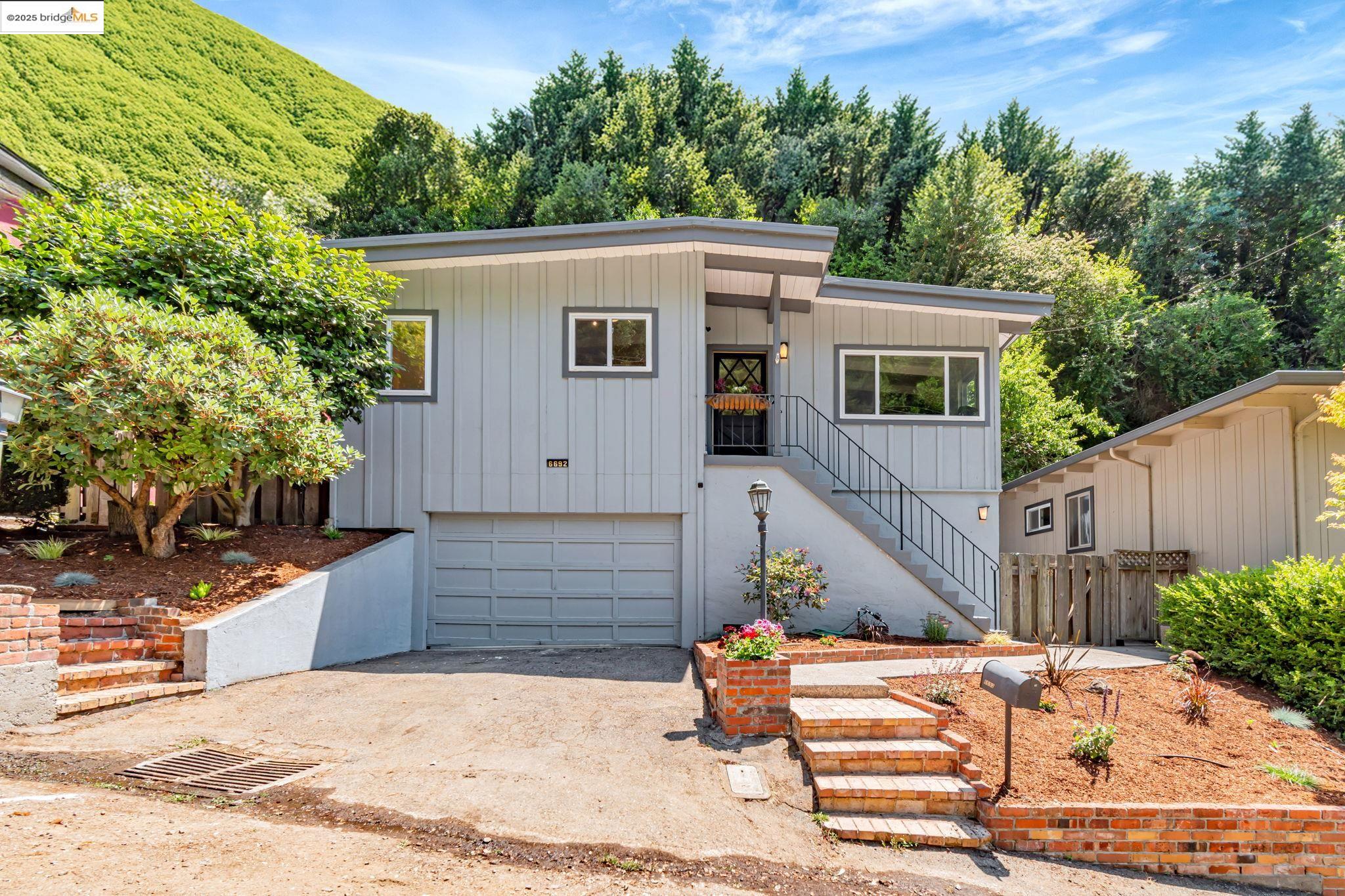Detail Gallery Image 2 of 33 For 6692 Sobrante Rd, Oakland,  CA 94611 - 3 Beds | 2 Baths