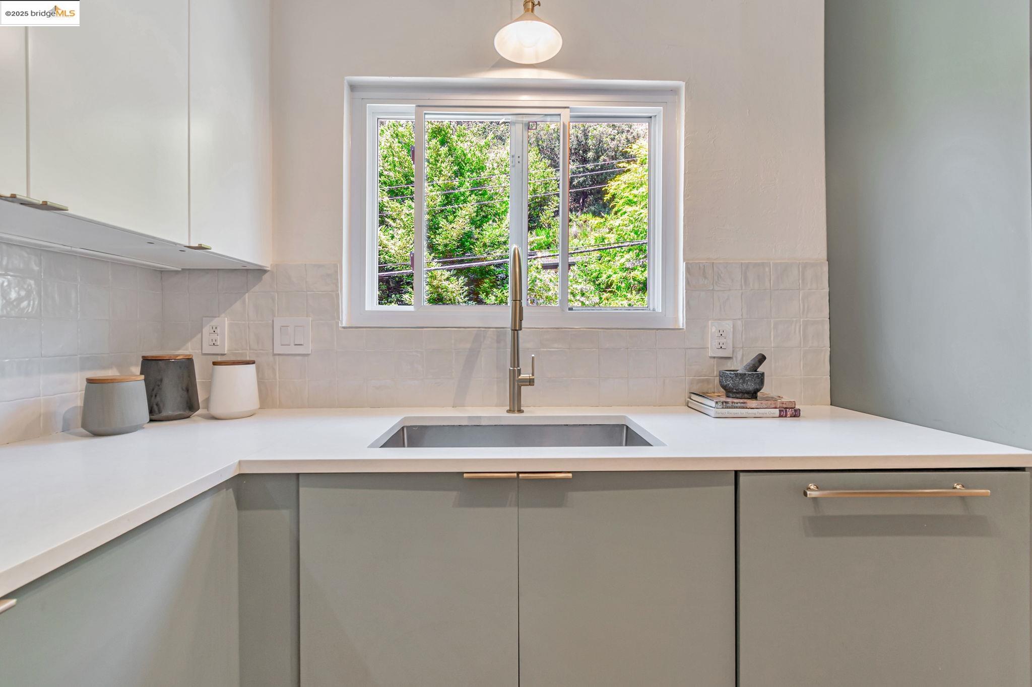 Detail Gallery Image 11 of 33 For 6692 Sobrante Rd, Oakland,  CA 94611 - 3 Beds | 2 Baths
