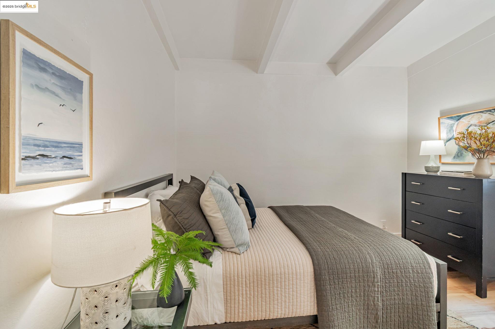 Detail Gallery Image 17 of 33 For 6692 Sobrante Rd, Oakland,  CA 94611 - 3 Beds | 2 Baths