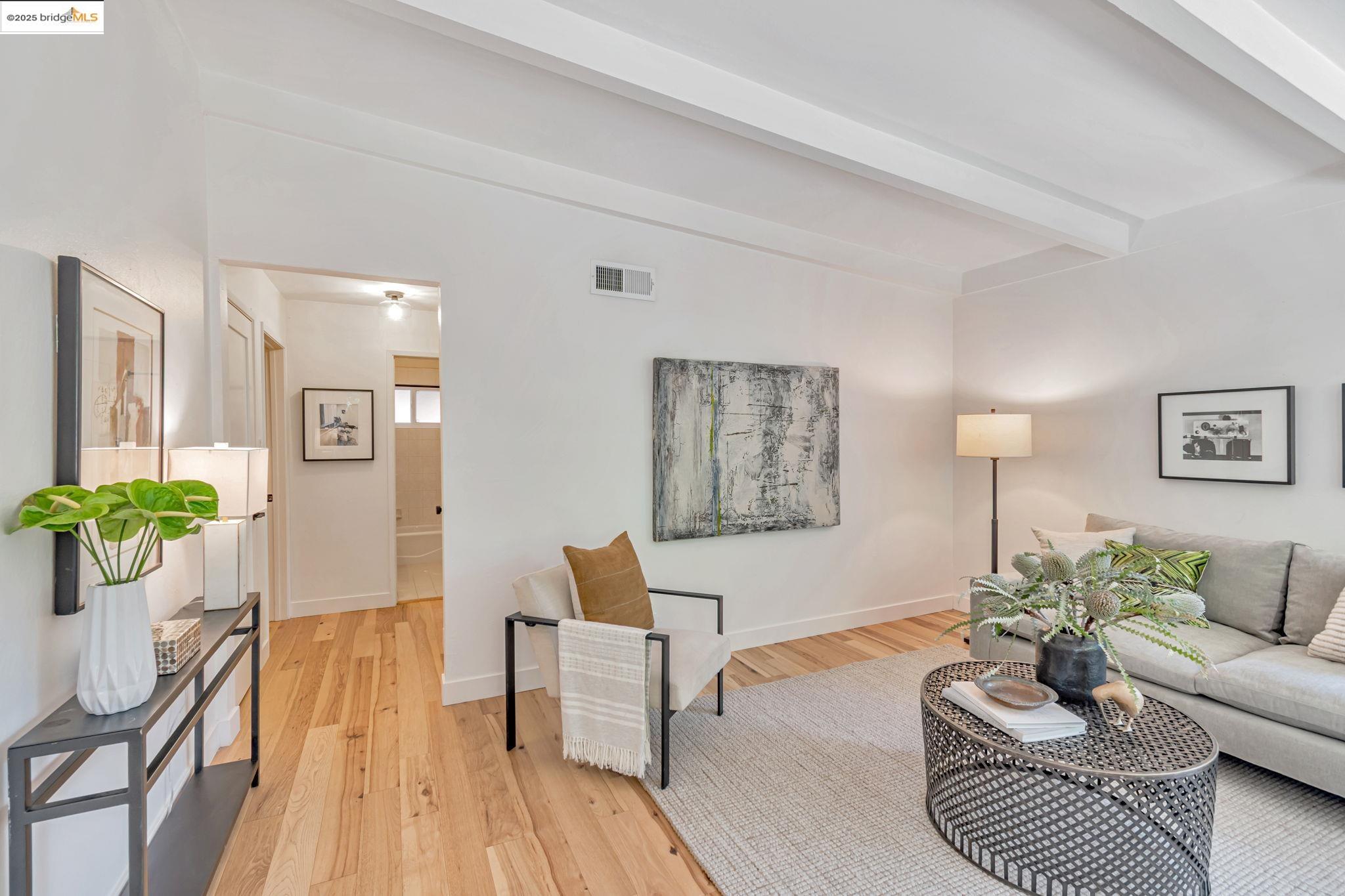 Detail Gallery Image 3 of 33 For 6692 Sobrante Rd, Oakland,  CA 94611 - 3 Beds | 2 Baths