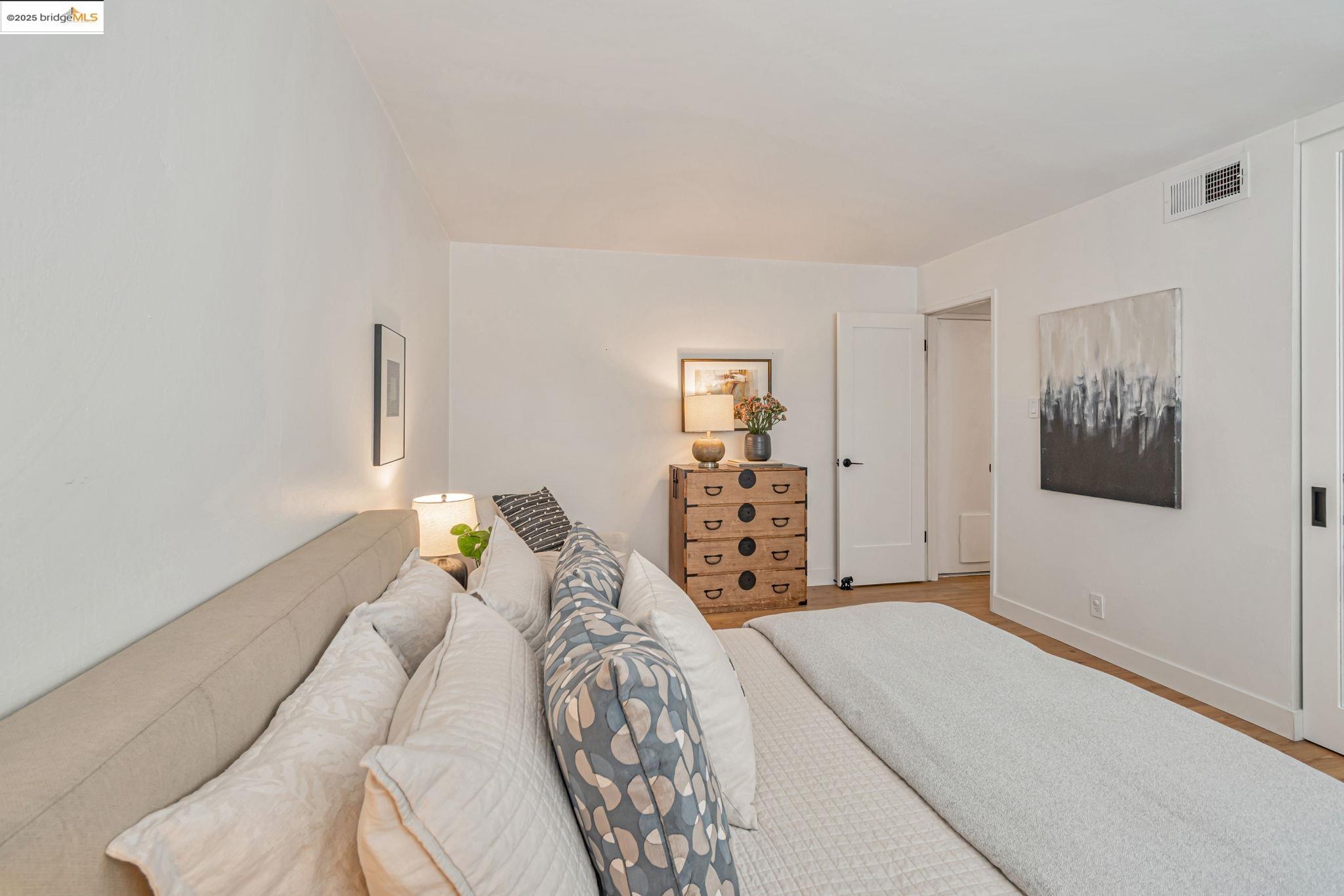 Detail Gallery Image 23 of 33 For 6692 Sobrante Rd, Oakland,  CA 94611 - 3 Beds | 2 Baths