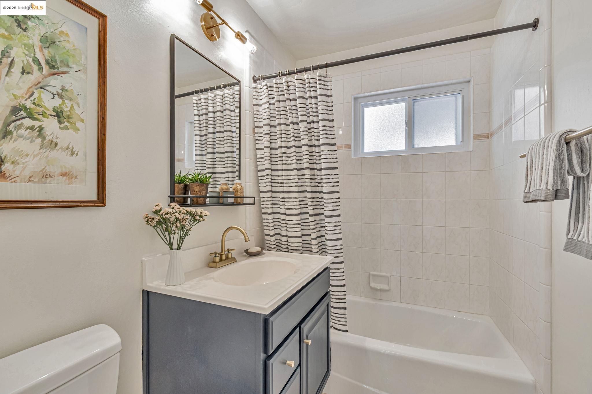 Detail Gallery Image 27 of 33 For 6692 Sobrante Rd, Oakland,  CA 94611 - 3 Beds | 2 Baths