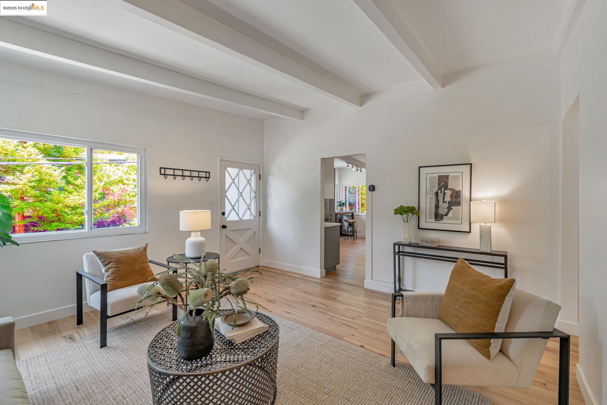 Detail Gallery Image 4 of 33 For 6692 Sobrante Rd, Oakland,  CA 94611 - 3 Beds | 2 Baths