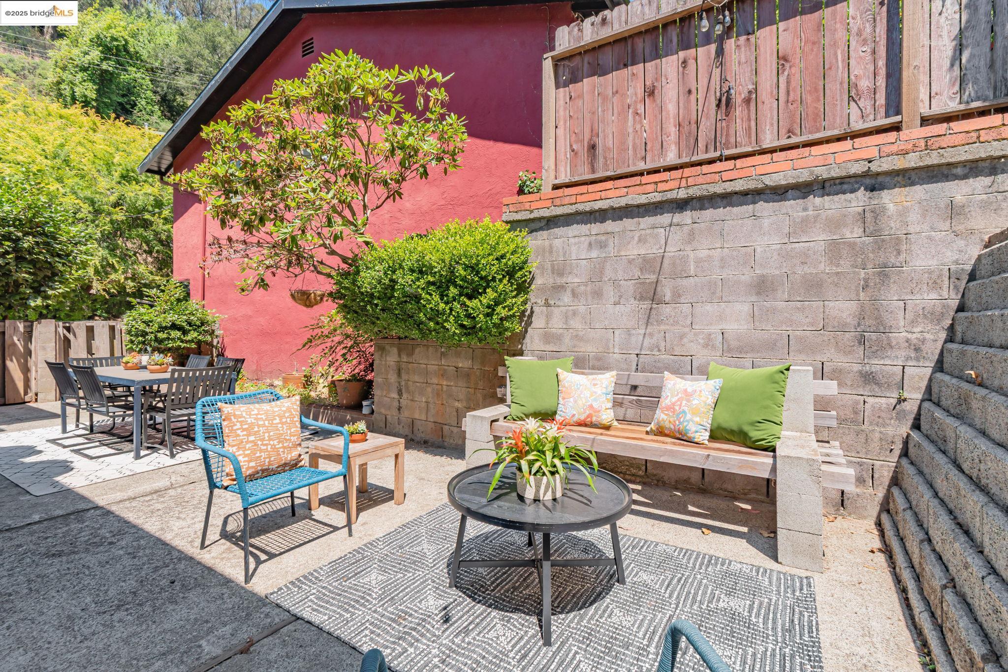 Detail Gallery Image 31 of 33 For 6692 Sobrante Rd, Oakland,  CA 94611 - 3 Beds | 2 Baths