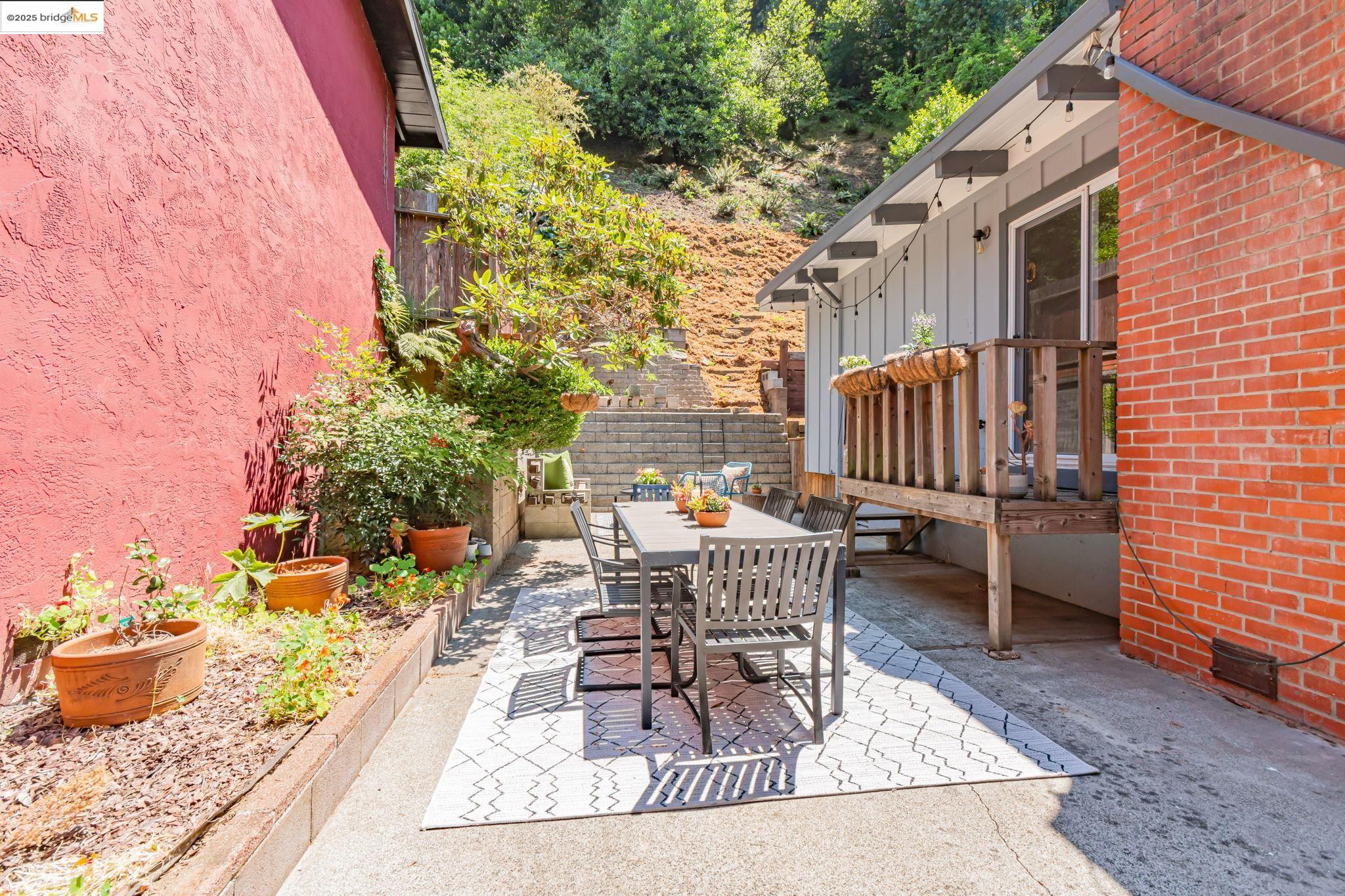 Detail Gallery Image 32 of 33 For 6692 Sobrante Rd, Oakland,  CA 94611 - 3 Beds | 2 Baths