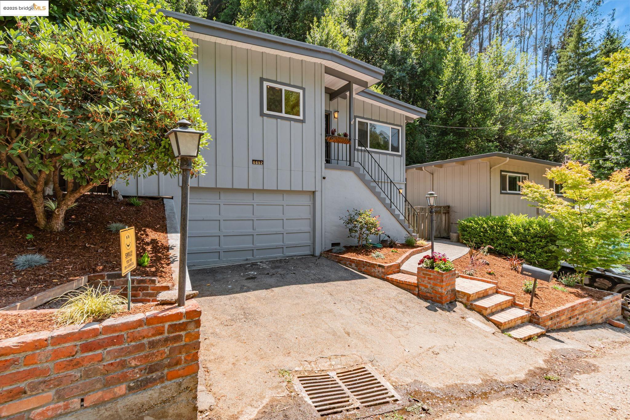 Detail Gallery Image 33 of 33 For 6692 Sobrante Rd, Oakland,  CA 94611 - 3 Beds | 2 Baths