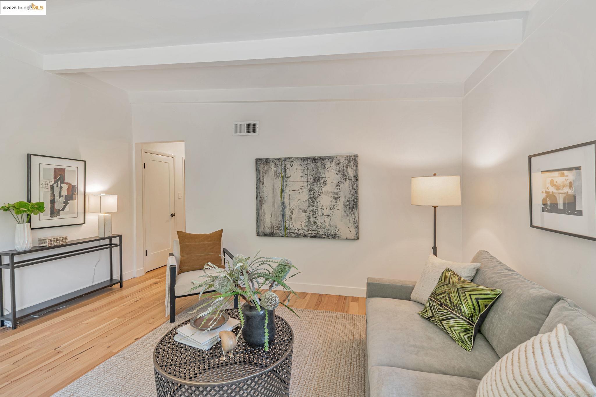 Detail Gallery Image 5 of 33 For 6692 Sobrante Rd, Oakland,  CA 94611 - 3 Beds | 2 Baths