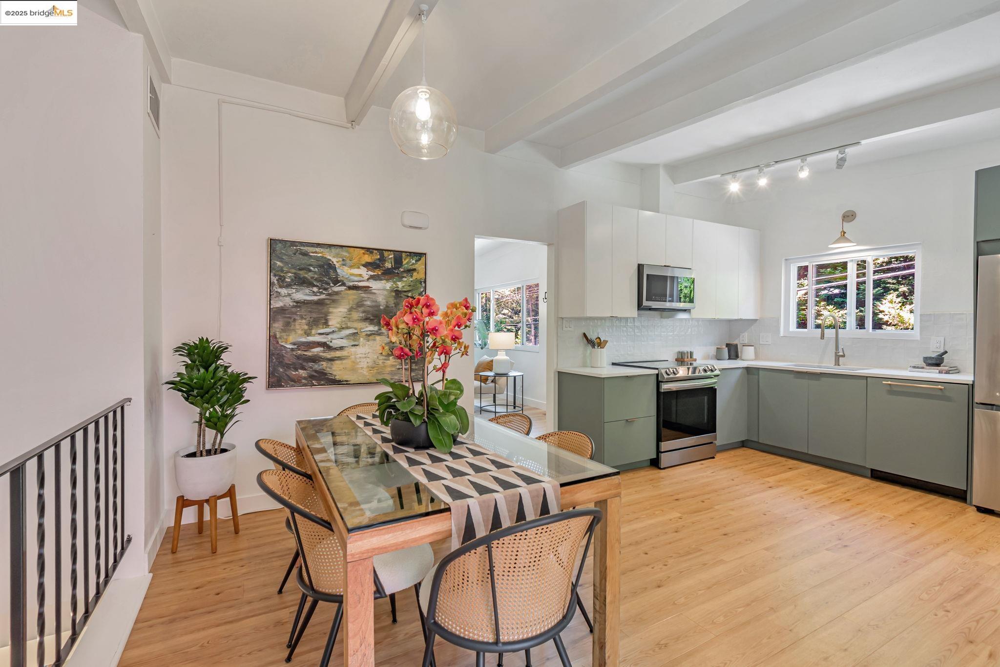 Detail Gallery Image 6 of 33 For 6692 Sobrante Rd, Oakland,  CA 94611 - 3 Beds | 2 Baths
