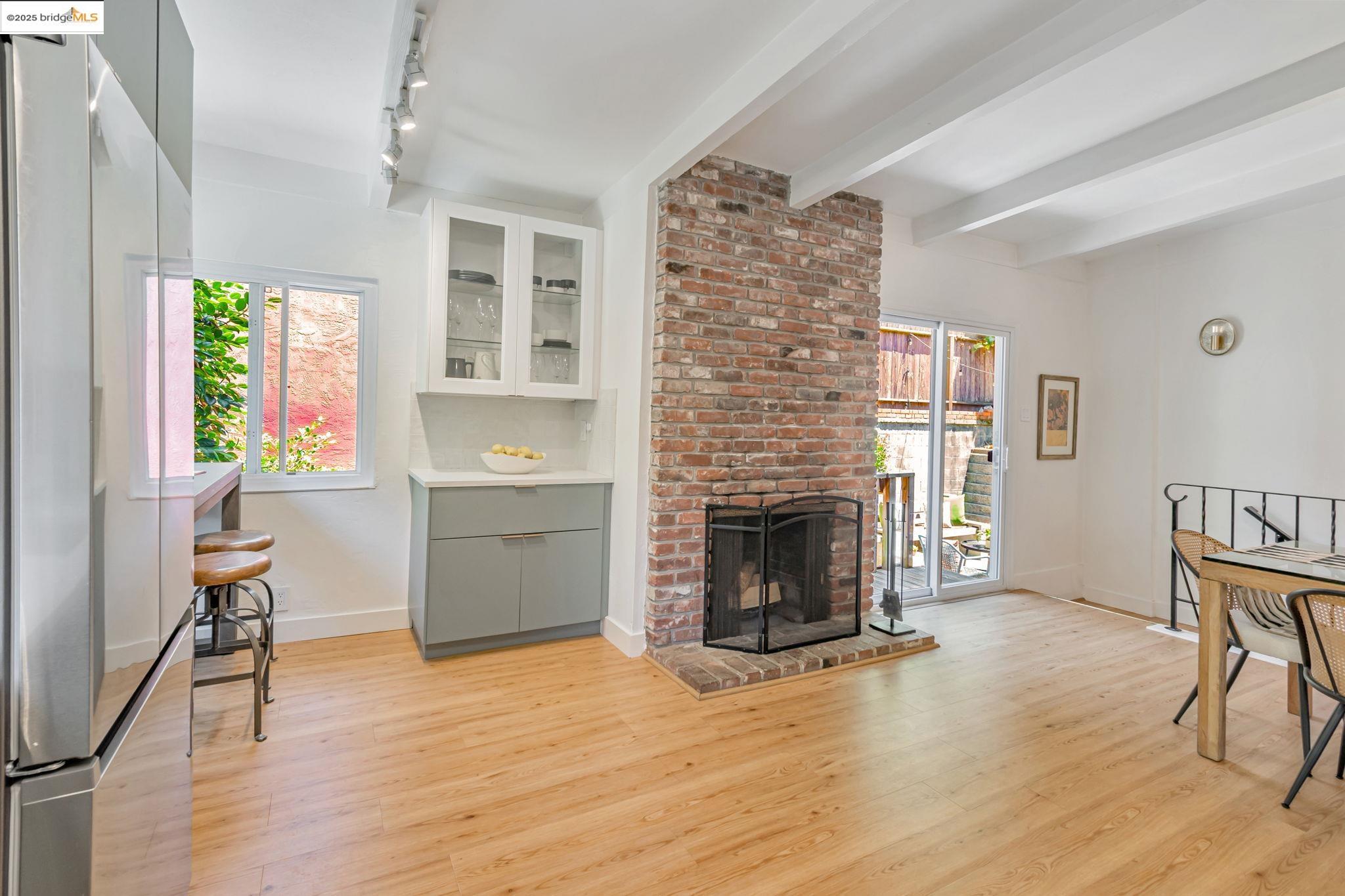 Detail Gallery Image 7 of 33 For 6692 Sobrante Rd, Oakland,  CA 94611 - 3 Beds | 2 Baths