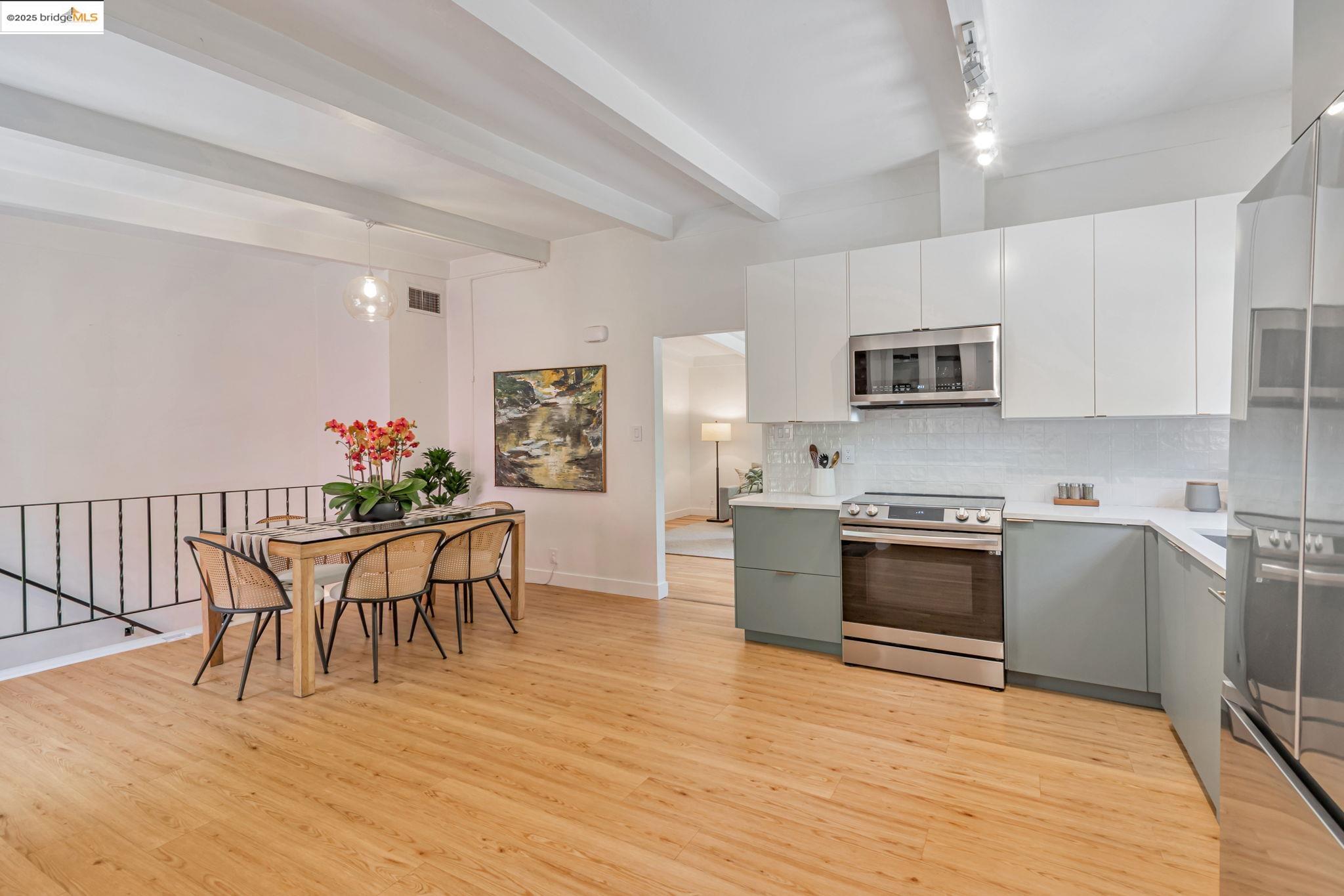 Detail Gallery Image 8 of 33 For 6692 Sobrante Rd, Oakland,  CA 94611 - 3 Beds | 2 Baths