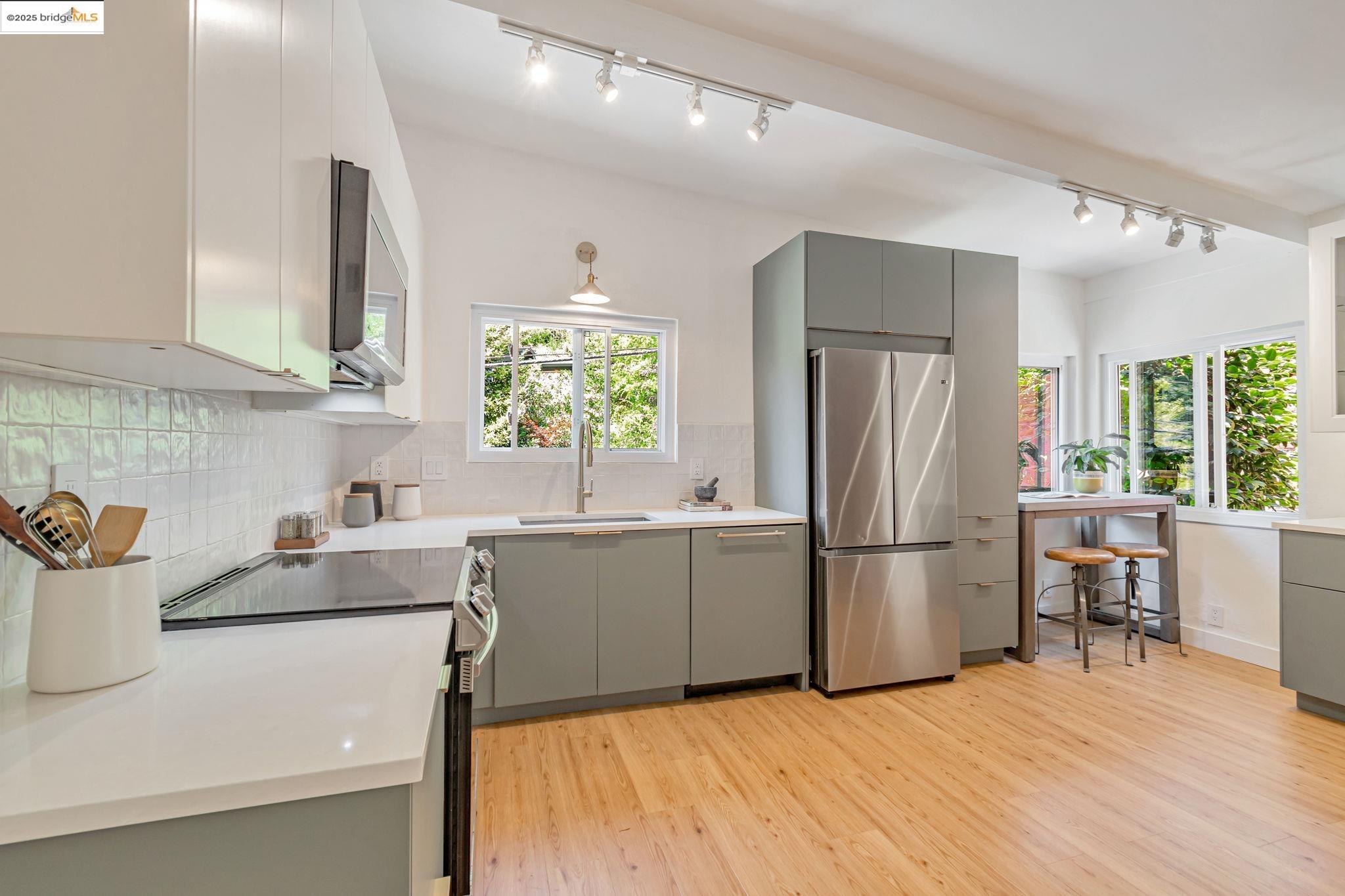 Detail Gallery Image 9 of 33 For 6692 Sobrante Rd, Oakland,  CA 94611 - 3 Beds | 2 Baths