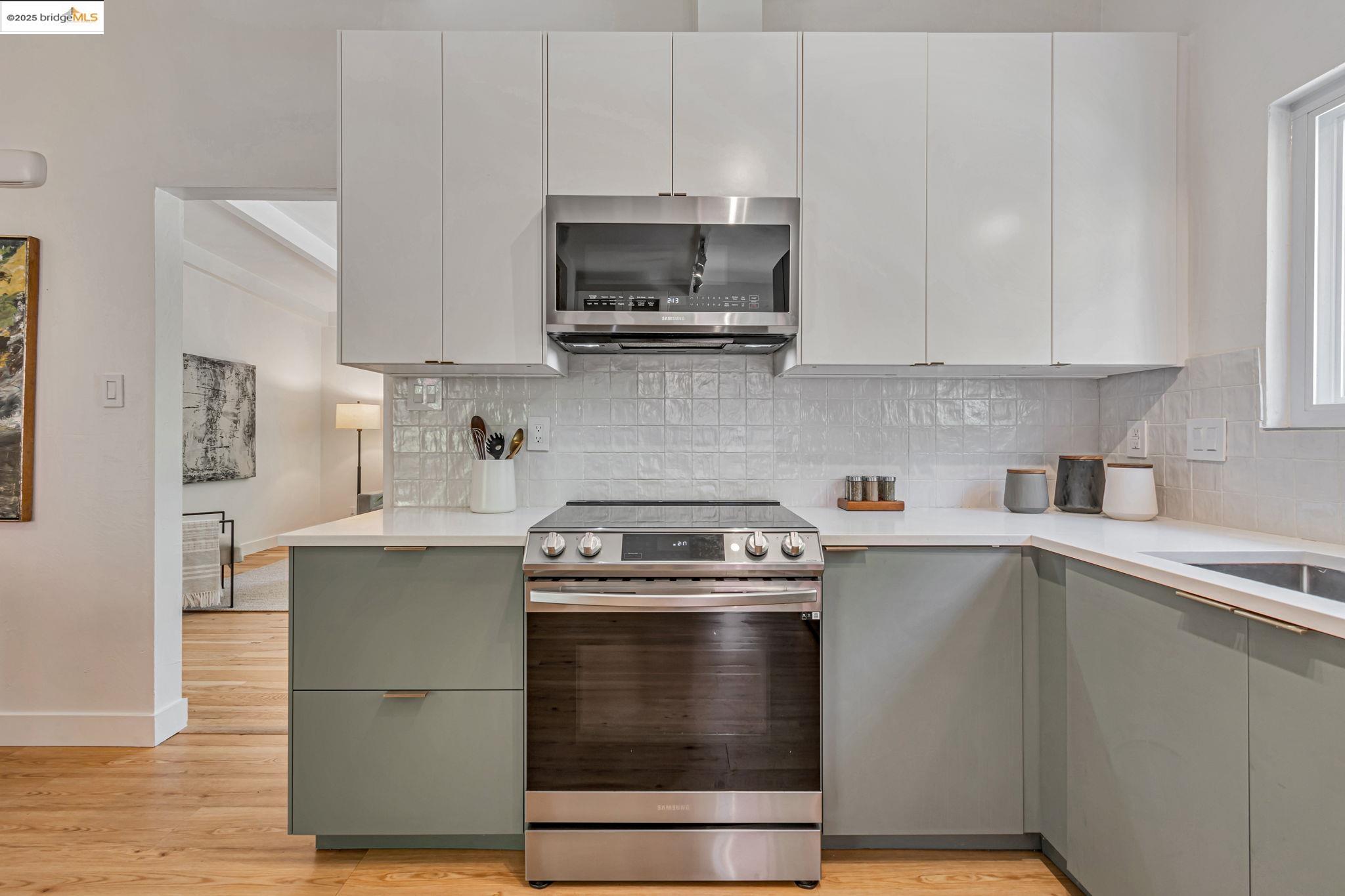 Detail Gallery Image 10 of 33 For 6692 Sobrante Rd, Oakland,  CA 94611 - 3 Beds | 2 Baths