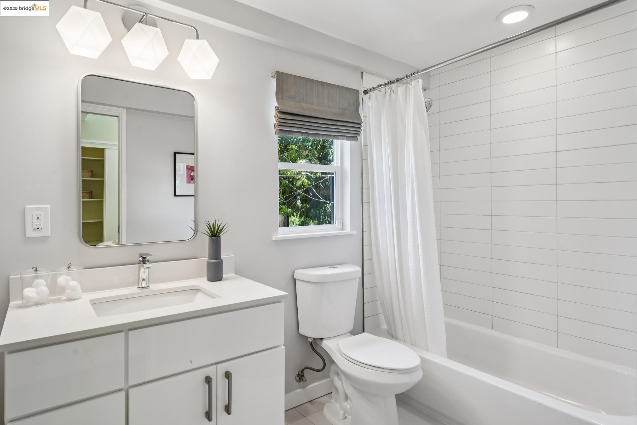 4378 Arcadia Ave, Oakland, California 94602, 4 Bedrooms Bedrooms, 8 Rooms Rooms,4 BathroomsBathrooms,Residential,For Sale,4378 Arcadia Ave,41105279