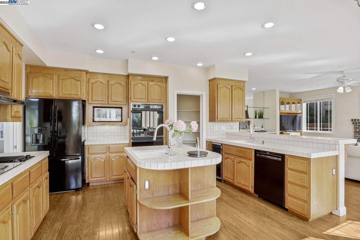 Detail Gallery Image 16 of 60 For 4315 Sundew Ct, Hayward,  CA 94542 - 4 Beds | 3 Baths
