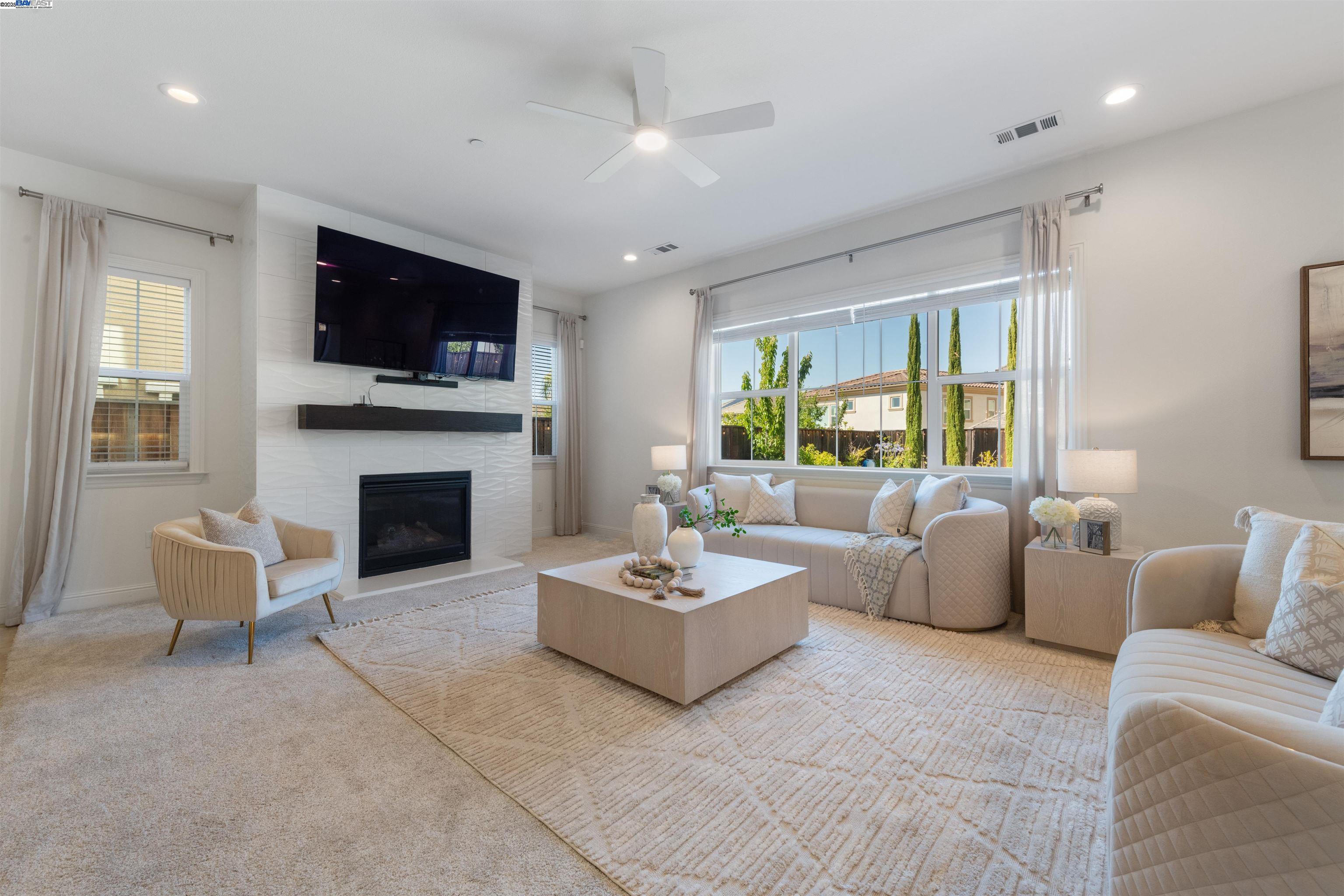 Detail Gallery Image 11 of 52 For 7152 Aubrey Way, Dublin,  CA 94568 - 5 Beds | 5/1 Baths