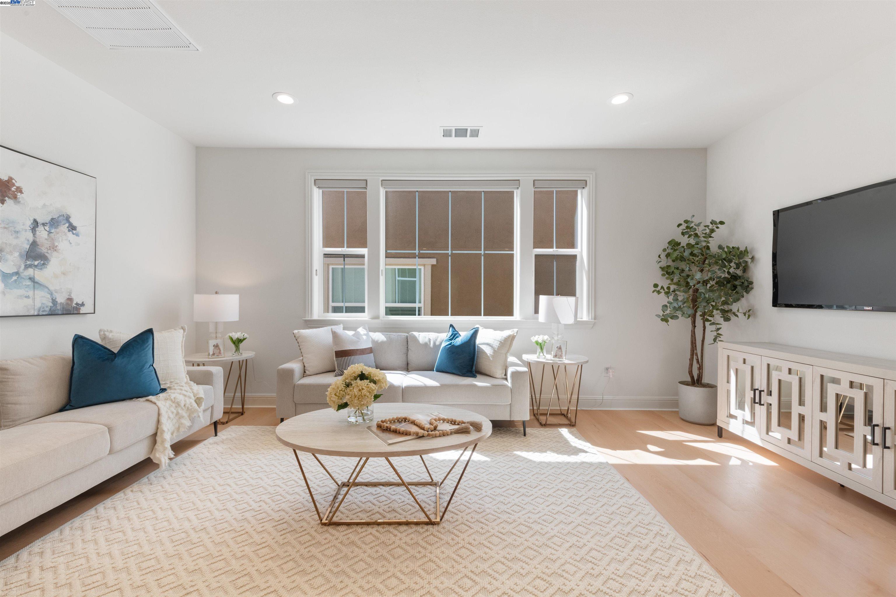 Detail Gallery Image 17 of 52 For 7152 Aubrey Way, Dublin,  CA 94568 - 5 Beds | 5/1 Baths