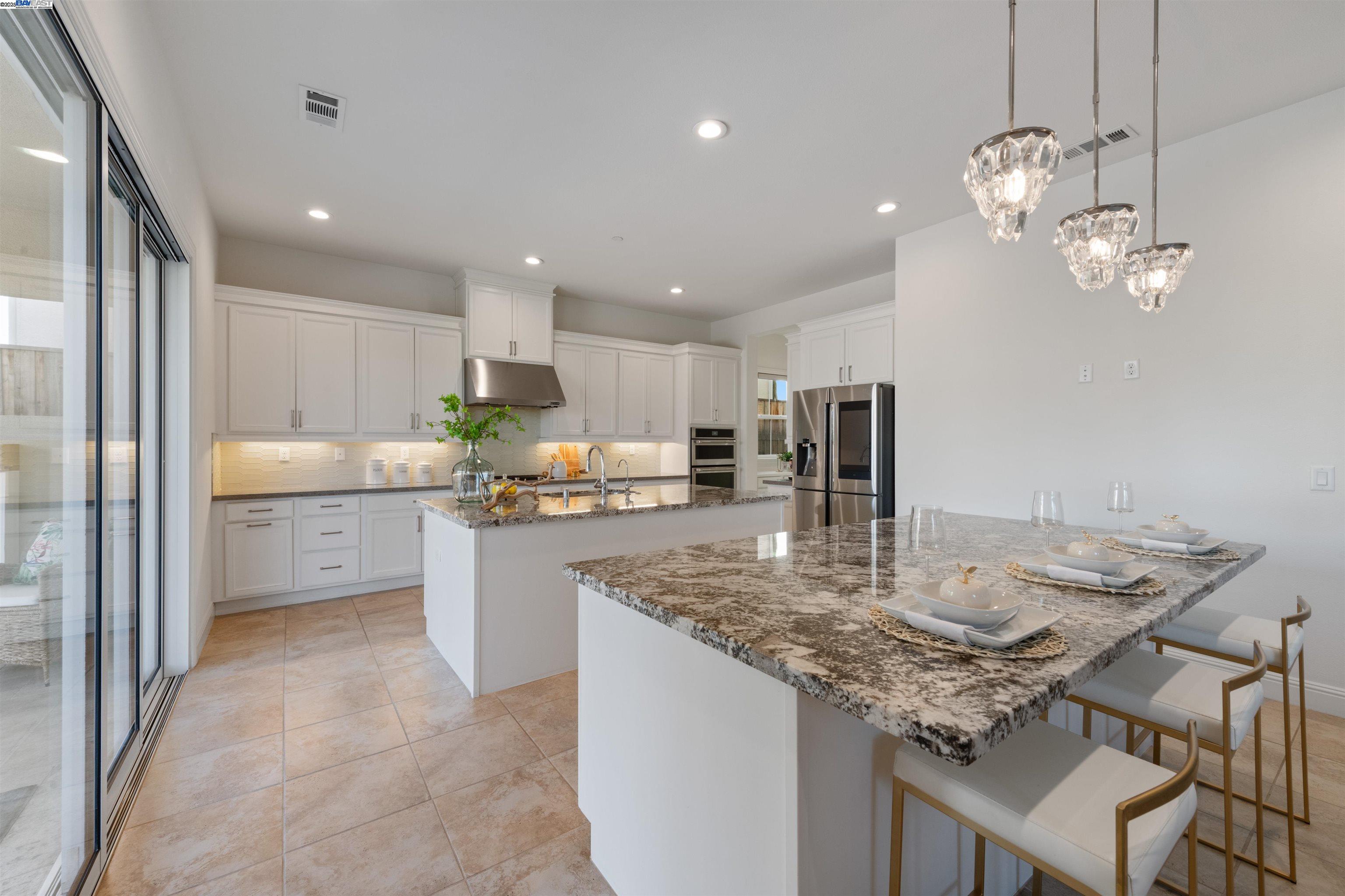Detail Gallery Image 5 of 52 For 7152 Aubrey Way, Dublin,  CA 94568 - 5 Beds | 5/1 Baths
