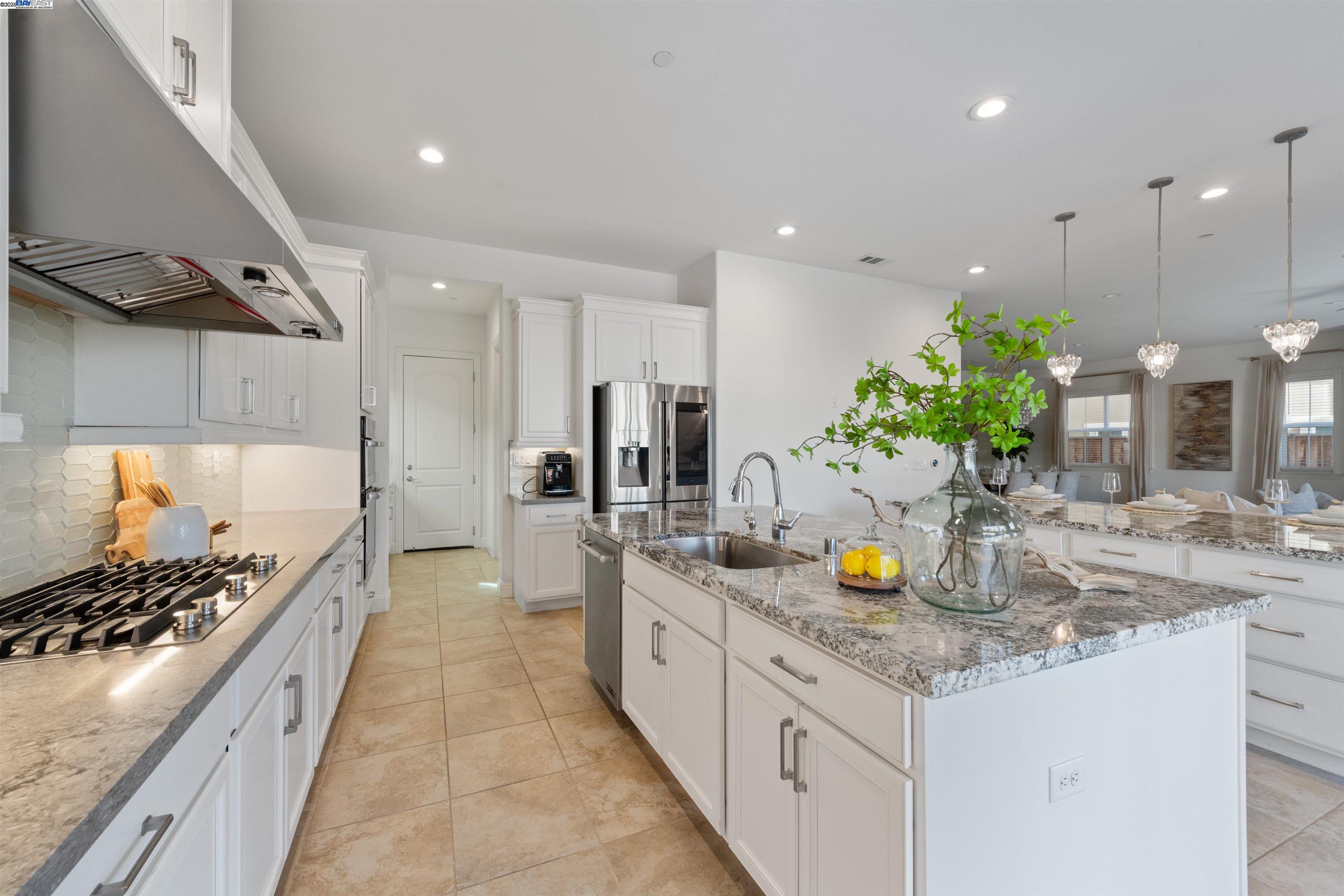 Detail Gallery Image 6 of 52 For 7152 Aubrey Way, Dublin,  CA 94568 - 5 Beds | 5/1 Baths
