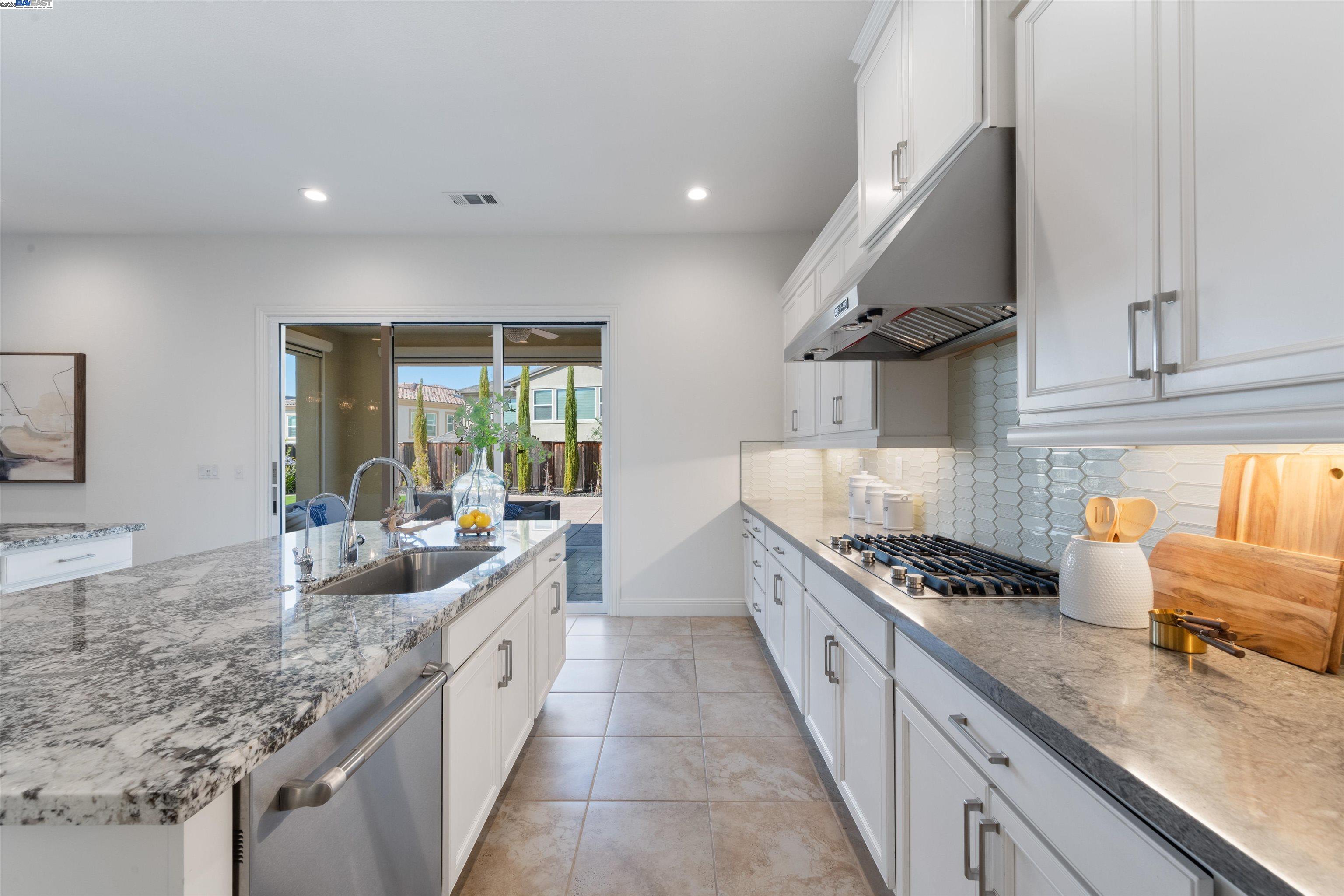 Detail Gallery Image 7 of 52 For 7152 Aubrey Way, Dublin,  CA 94568 - 5 Beds | 5/1 Baths