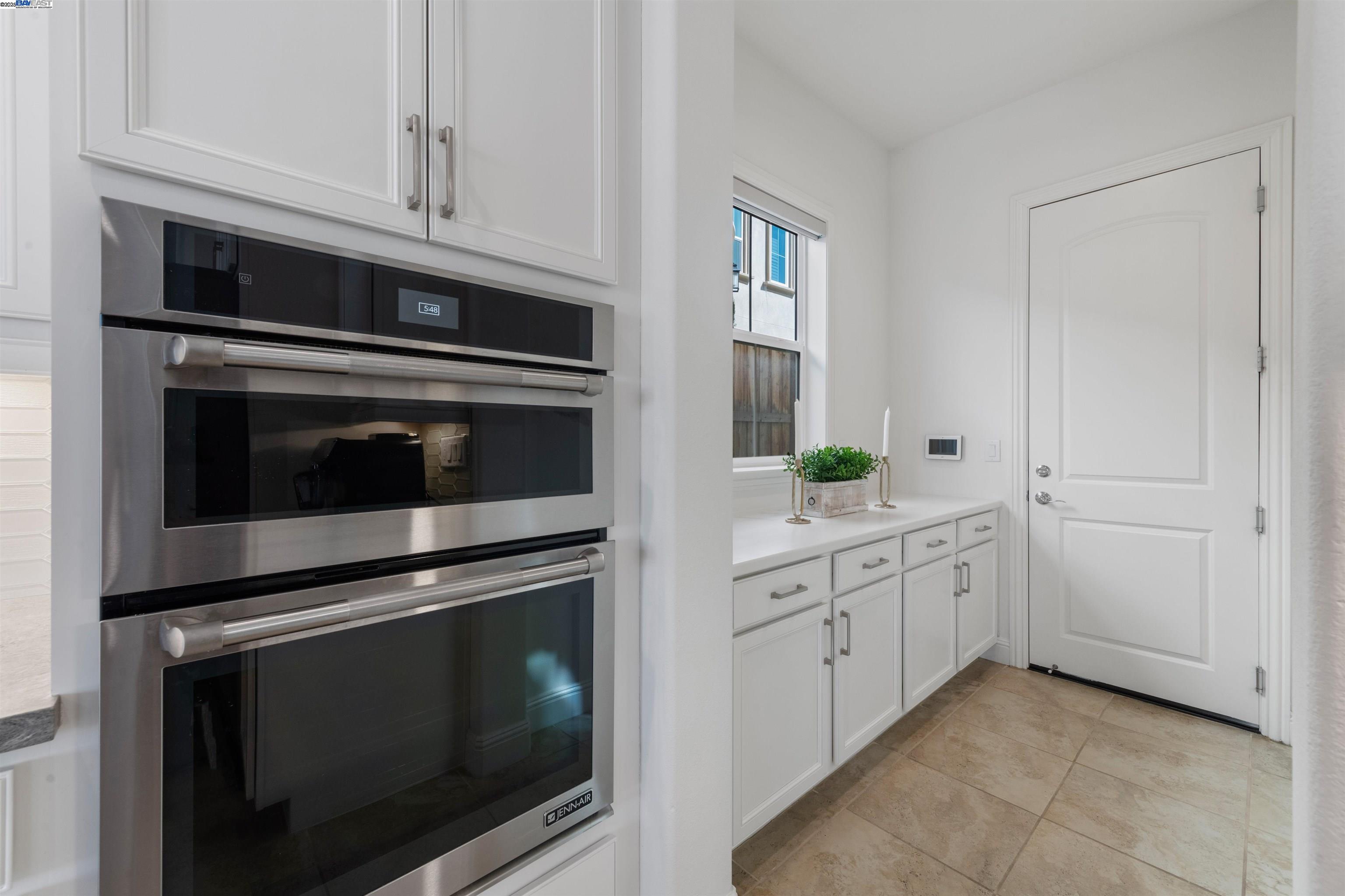 Detail Gallery Image 9 of 52 For 7152 Aubrey Way, Dublin,  CA 94568 - 5 Beds | 5/1 Baths