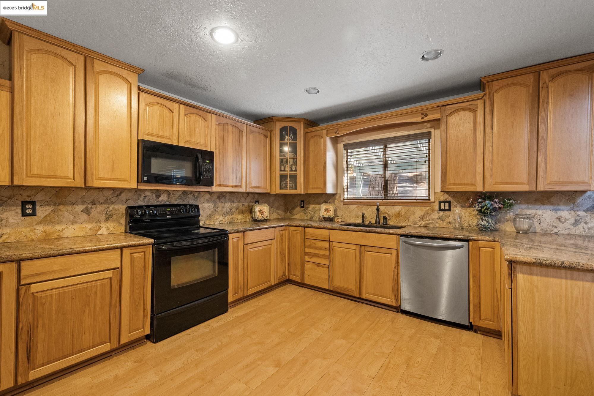24214 N Oxbow Lane, Sonora, California 95370, 3 Bedrooms Bedrooms, 7 Rooms Rooms,3 BathroomsBathrooms,Residential,For Sale,24214 N Oxbow Lane,41105286