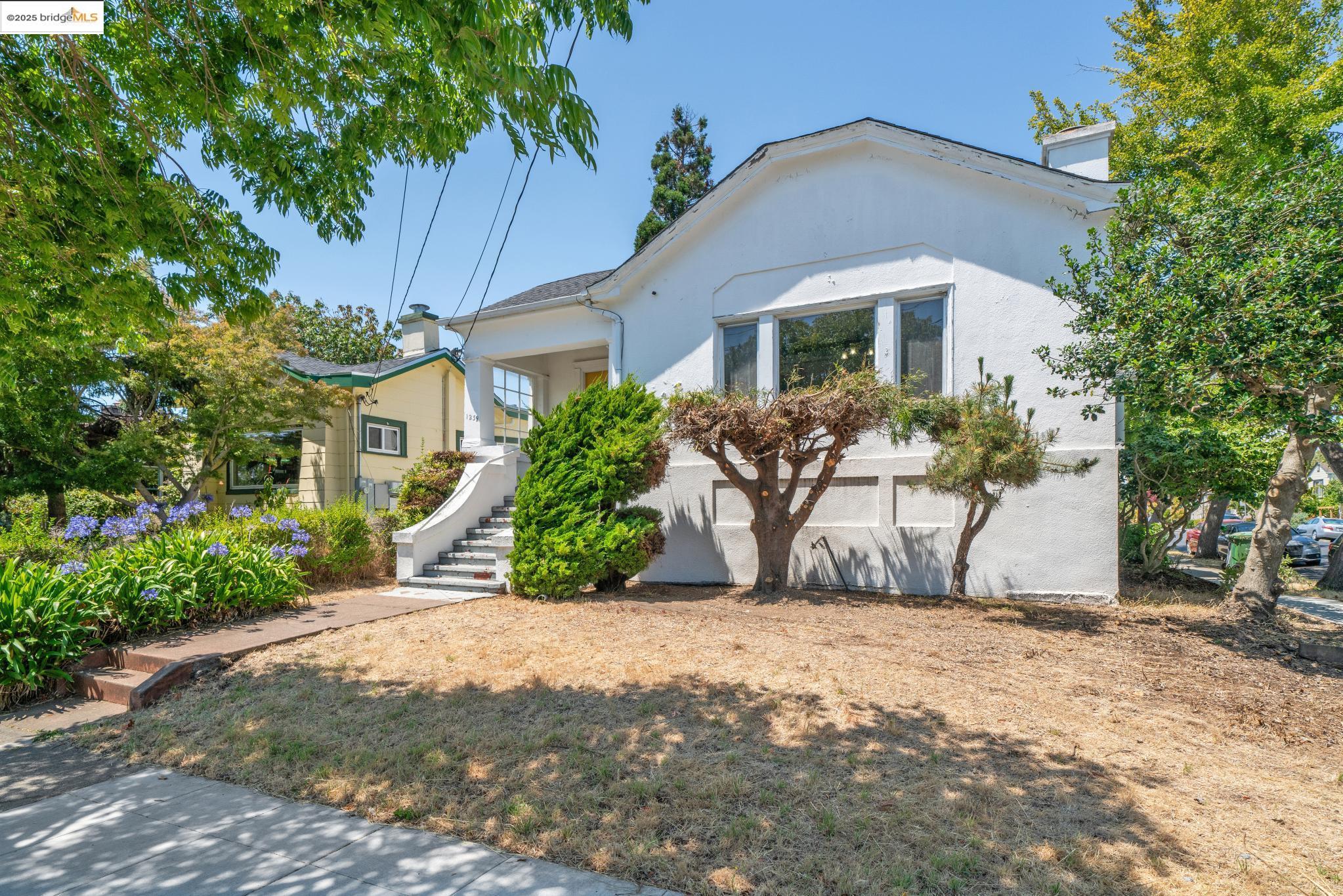 Detail Gallery Image 1 of 1 For 1239 Carleton St, Berkeley,  CA 94702 - 3 Beds | 1 Baths