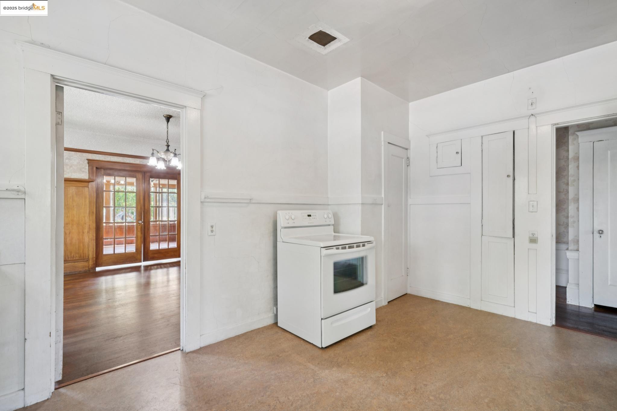 Detail Gallery Image 11 of 26 For 1239 Carleton St, Berkeley,  CA 94702 - 3 Beds | 1 Baths