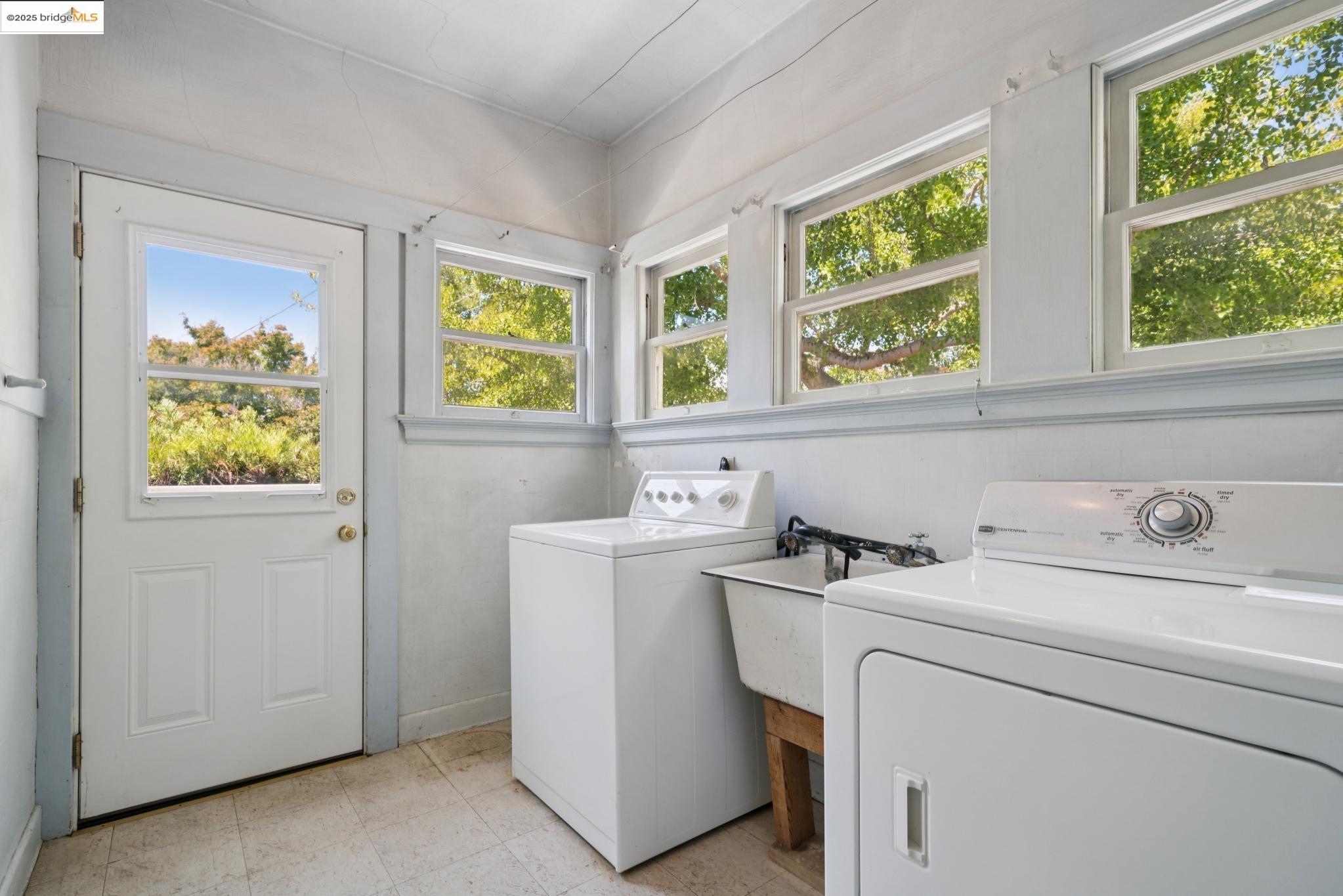 Detail Gallery Image 15 of 26 For 1239 Carleton St, Berkeley,  CA 94702 - 3 Beds | 1 Baths