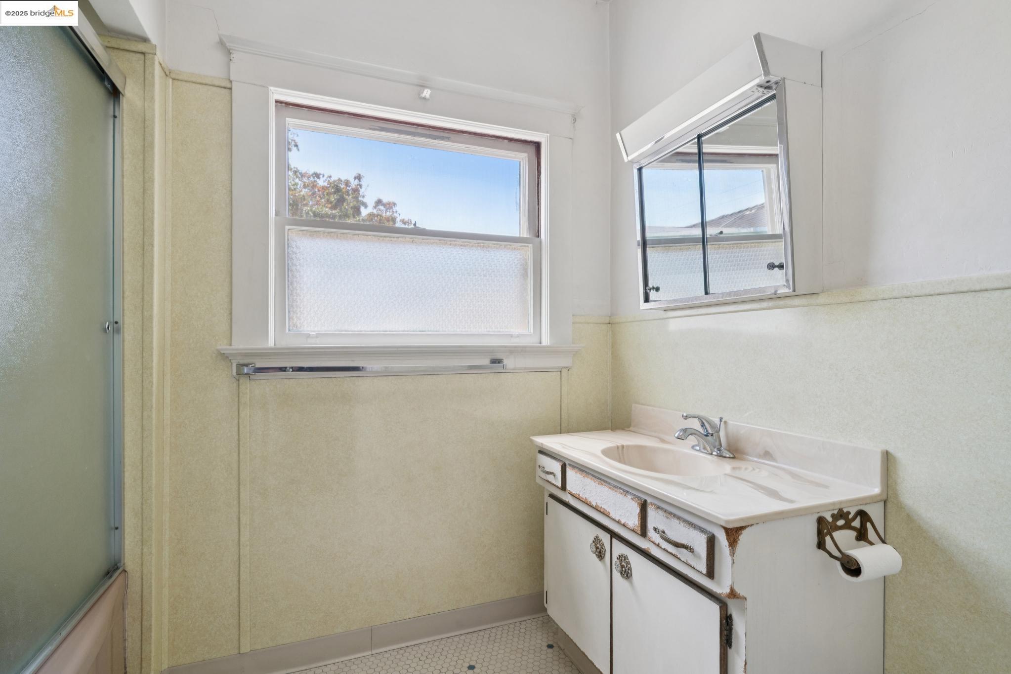 Detail Gallery Image 19 of 26 For 1239 Carleton St, Berkeley,  CA 94702 - 3 Beds | 1 Baths