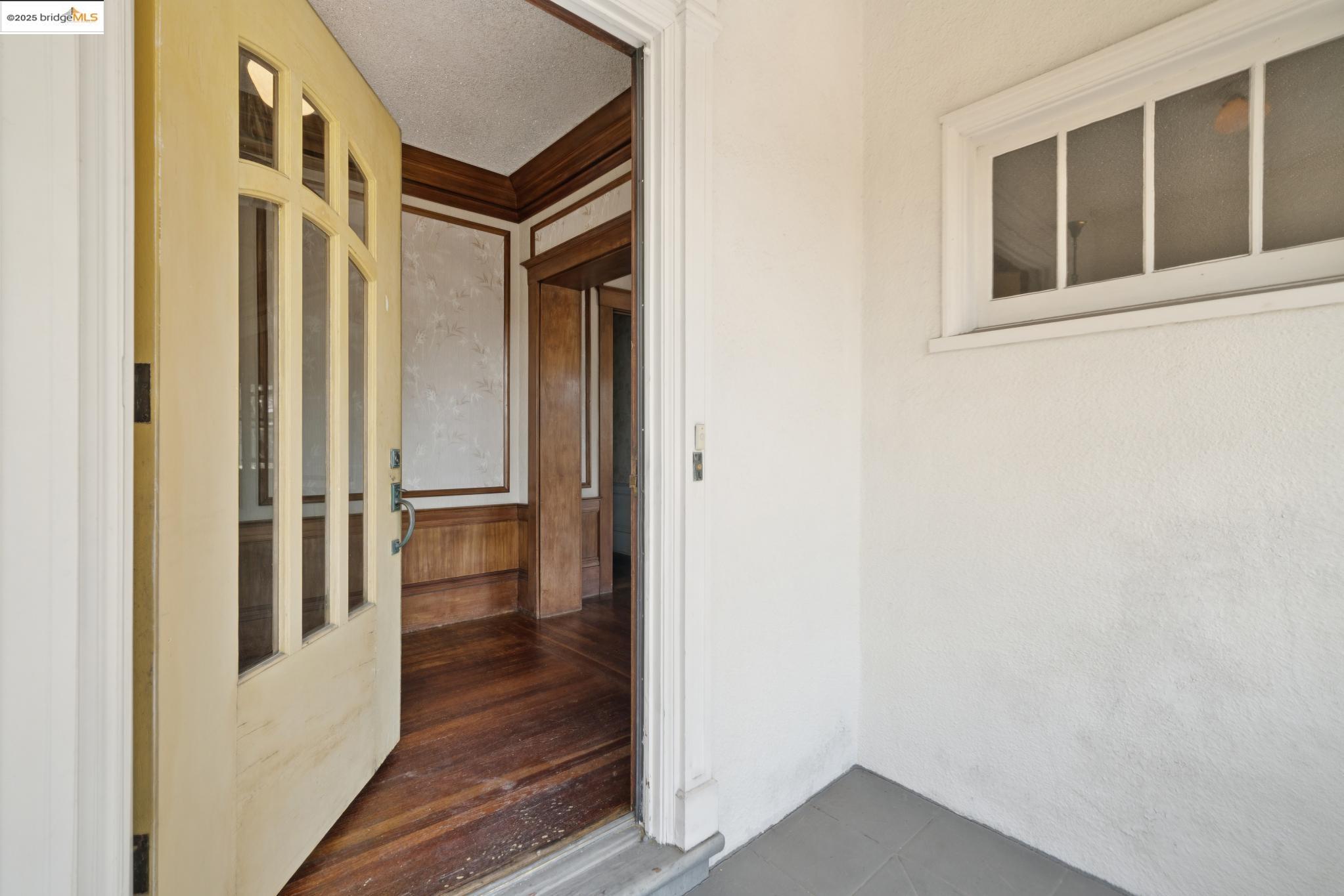 Detail Gallery Image 3 of 26 For 1239 Carleton St, Berkeley,  CA 94702 - 3 Beds | 1 Baths