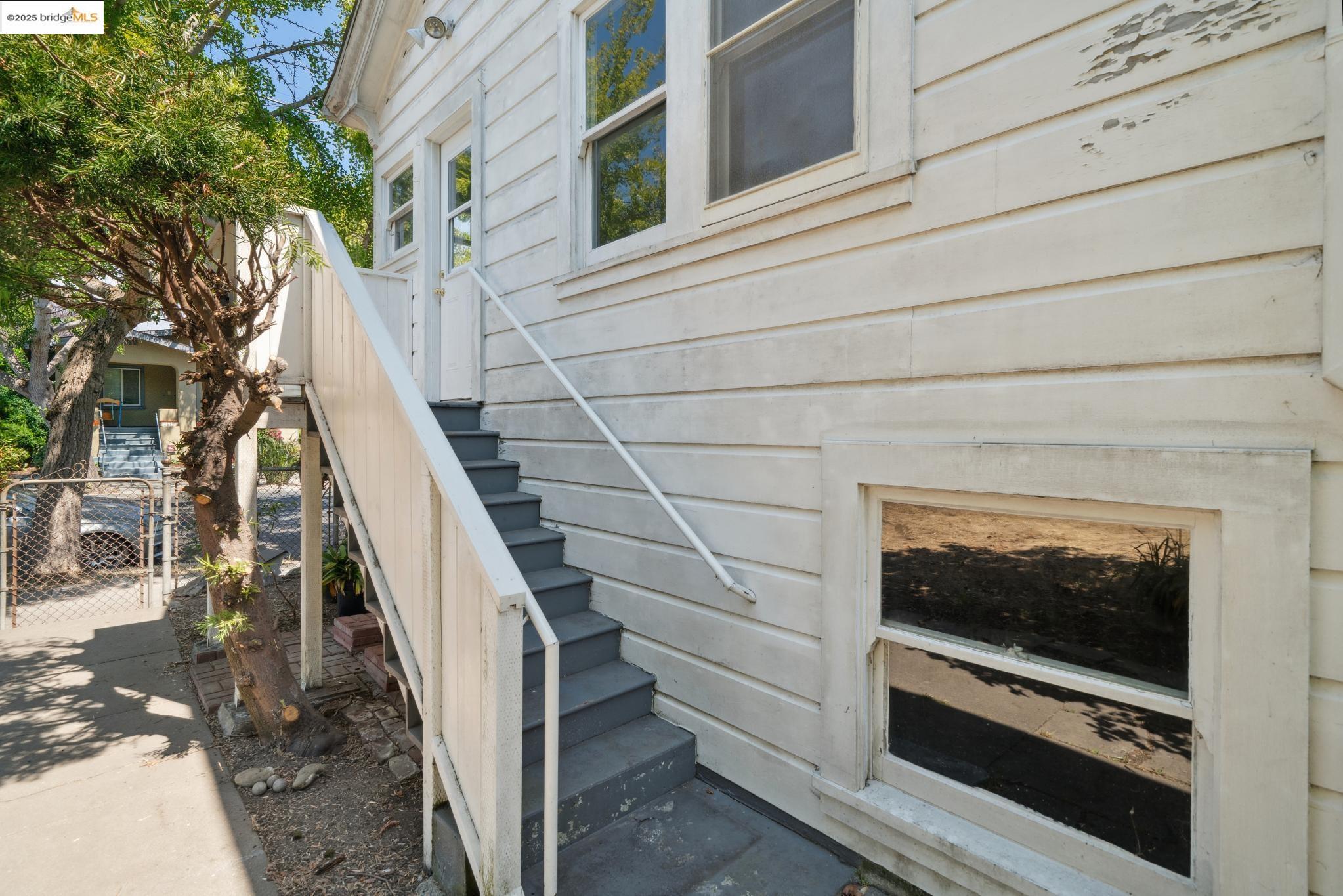 Detail Gallery Image 22 of 26 For 1239 Carleton St, Berkeley,  CA 94702 - 3 Beds | 1 Baths