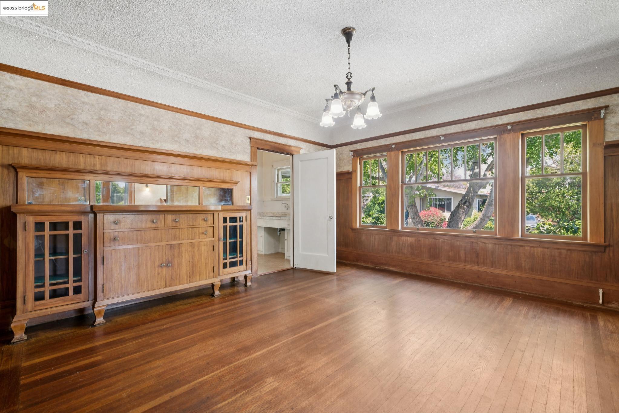 Detail Gallery Image 9 of 26 For 1239 Carleton St, Berkeley,  CA 94702 - 3 Beds | 1 Baths