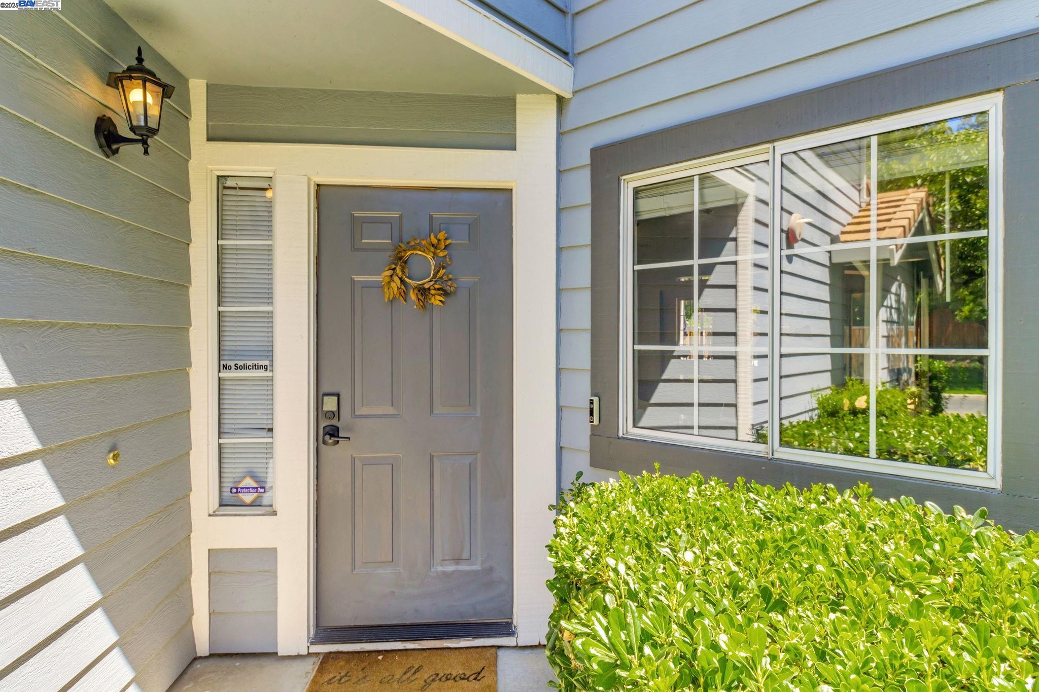 Detail Gallery Image 3 of 42 For 385 Kensington Cmn, Livermore,  CA 94551 - 3 Beds | 2/1 Baths