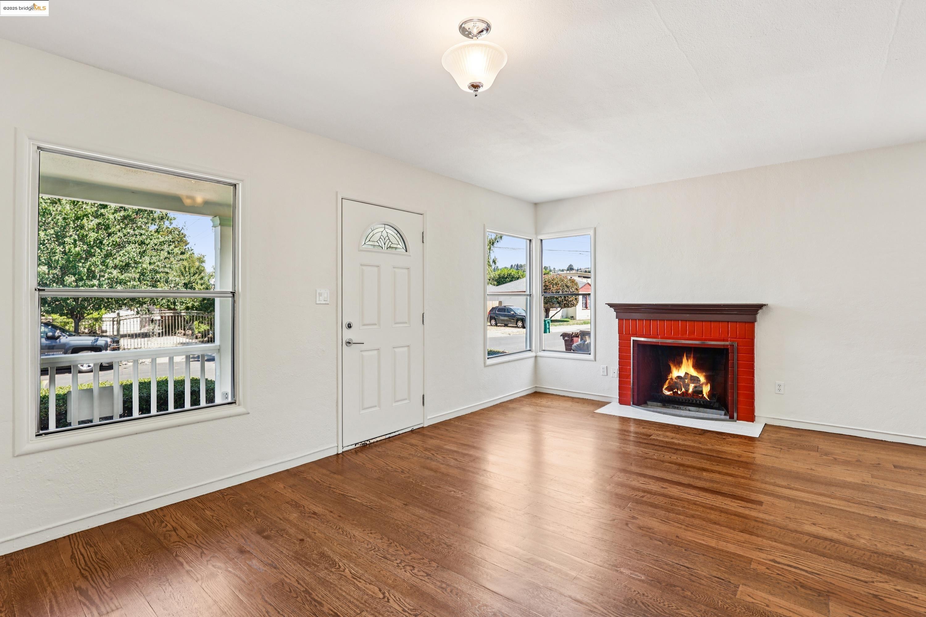 Detail Gallery Image 3 of 25 For 2018 99th Ave, Oakland,  CA 94603 - 3 Beds | 1/1 Baths